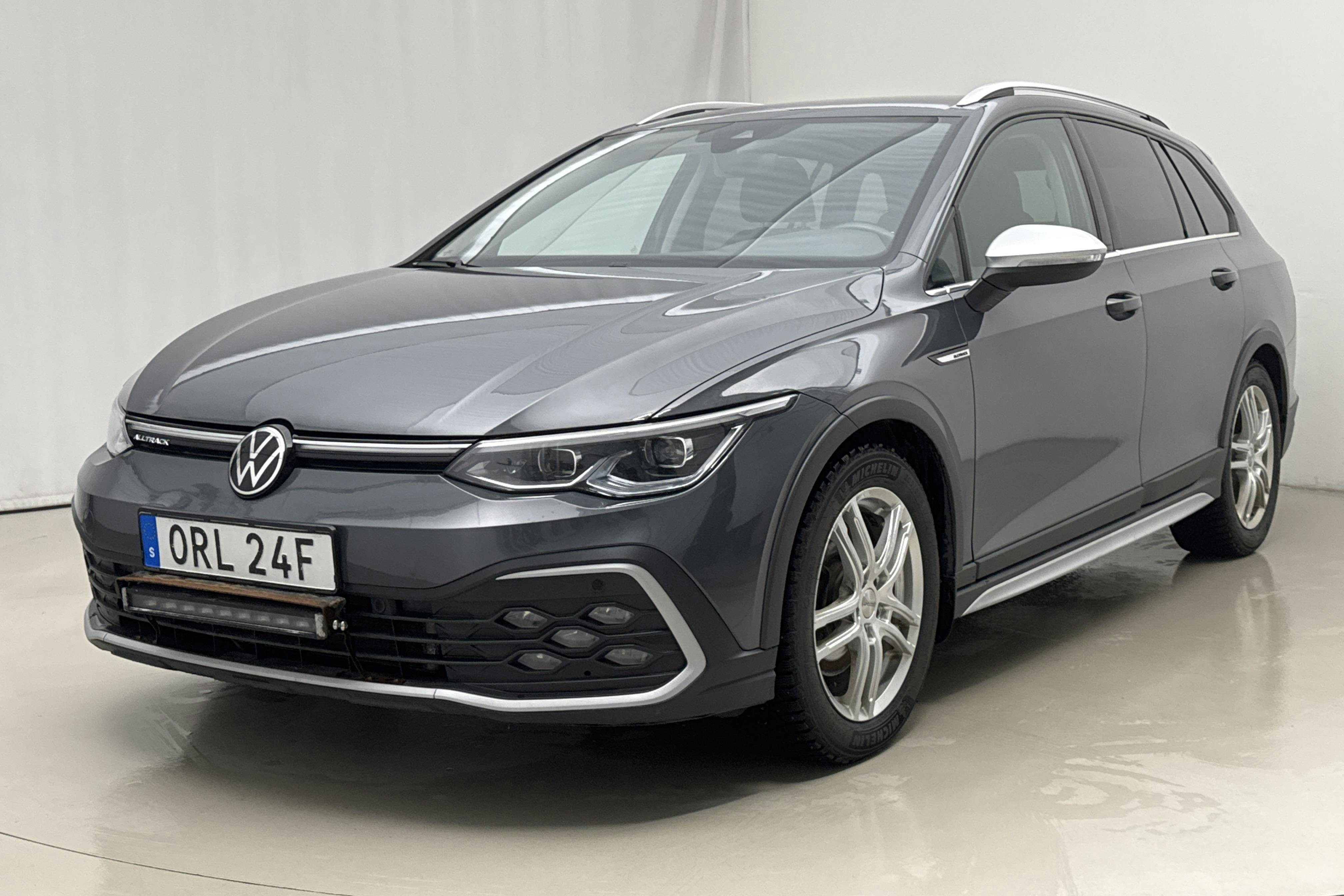 Presentationsfoto 1 av 17: VW Golf Alltrack 2.0 TDI SCR 4Motion (200hk) - 23 206 mil - Automat - grå - 2022