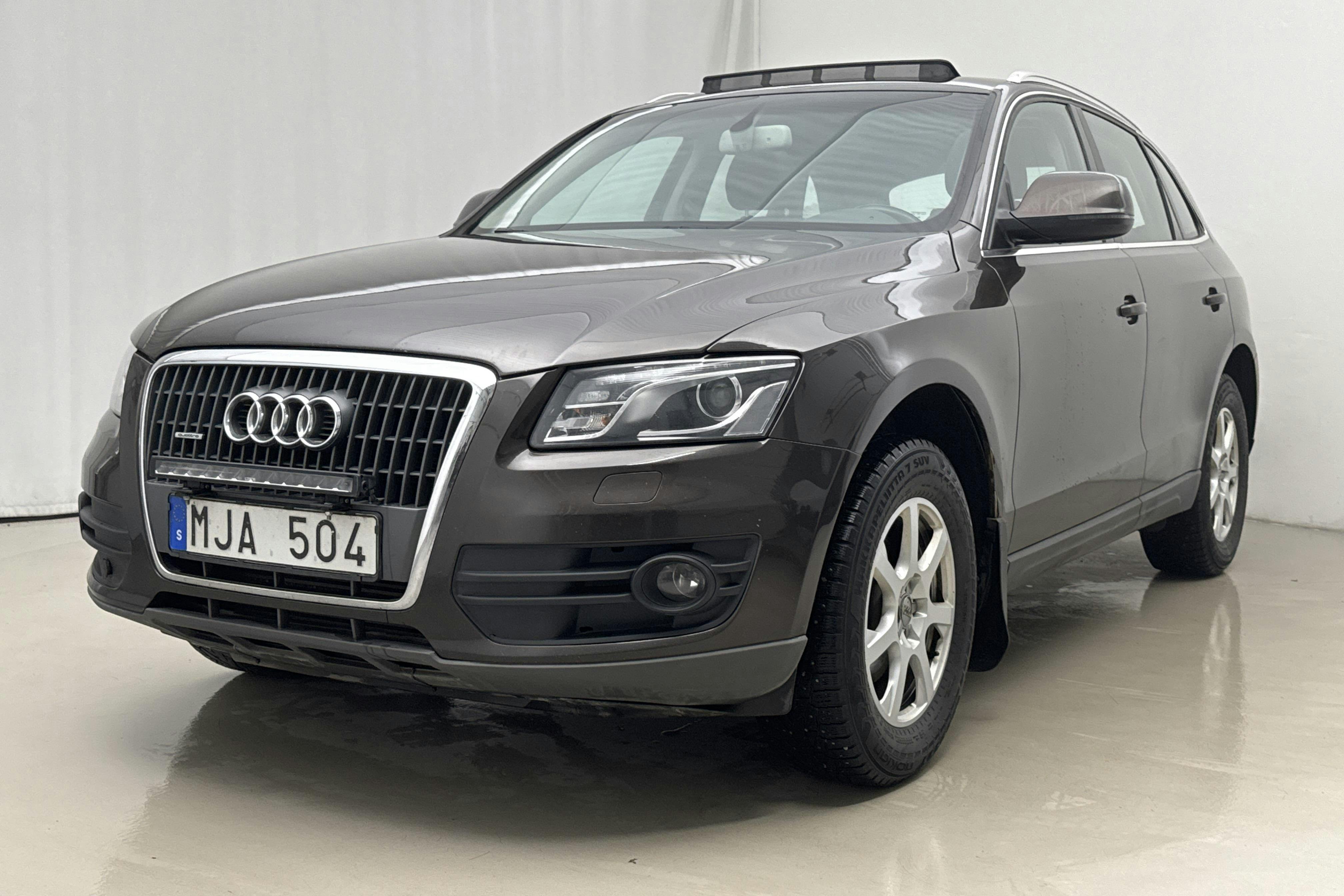 Presentationsfoto 1 av 17: Audi Q5 2.0 TDI quattro (143hk) - 29 971 mil - Manuell - brun - 2012