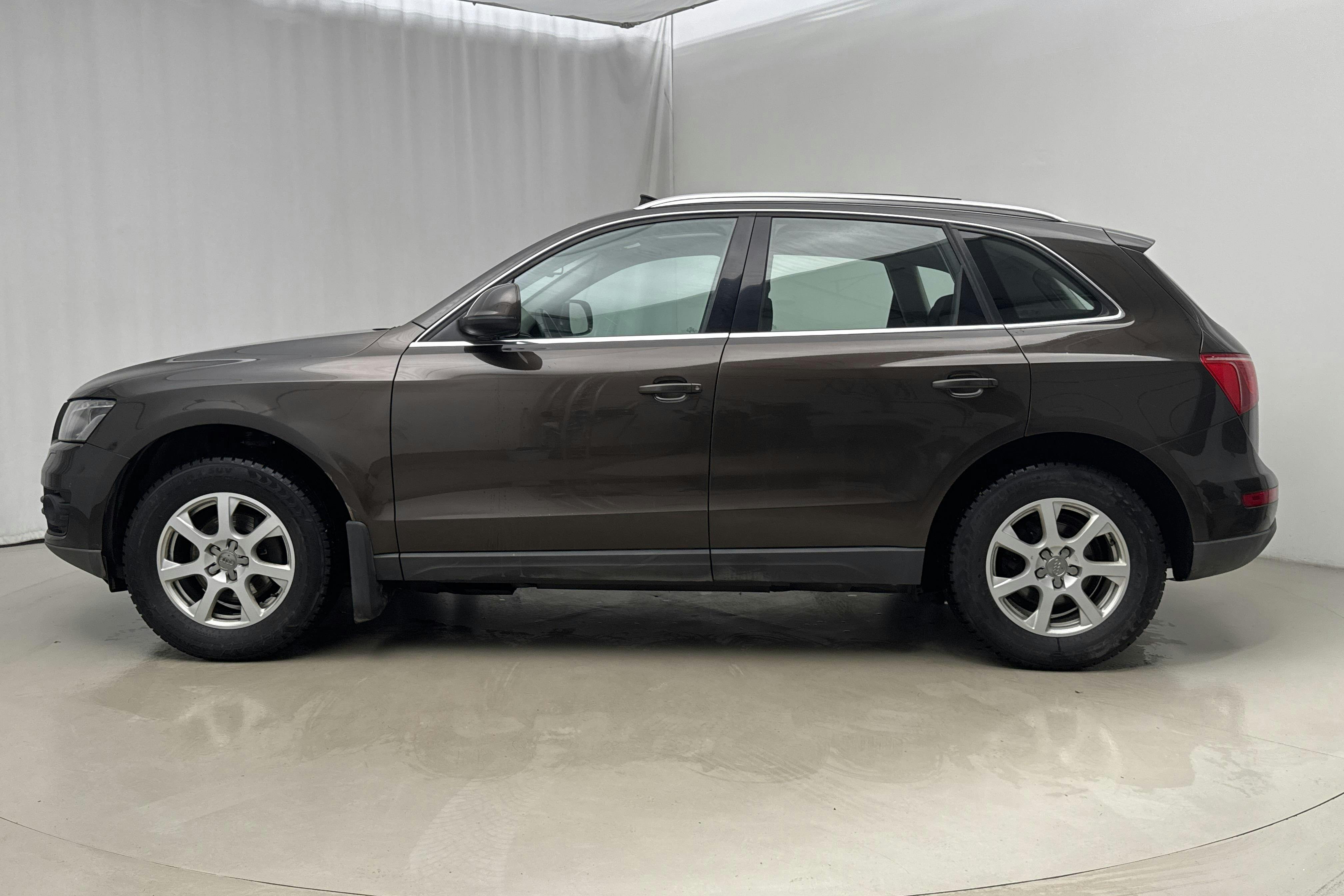 Presentationsfoto 2 av 17: Audi Q5 2.0 TDI quattro (143hk) - 29 971 mil - Manuell - brun - 2012