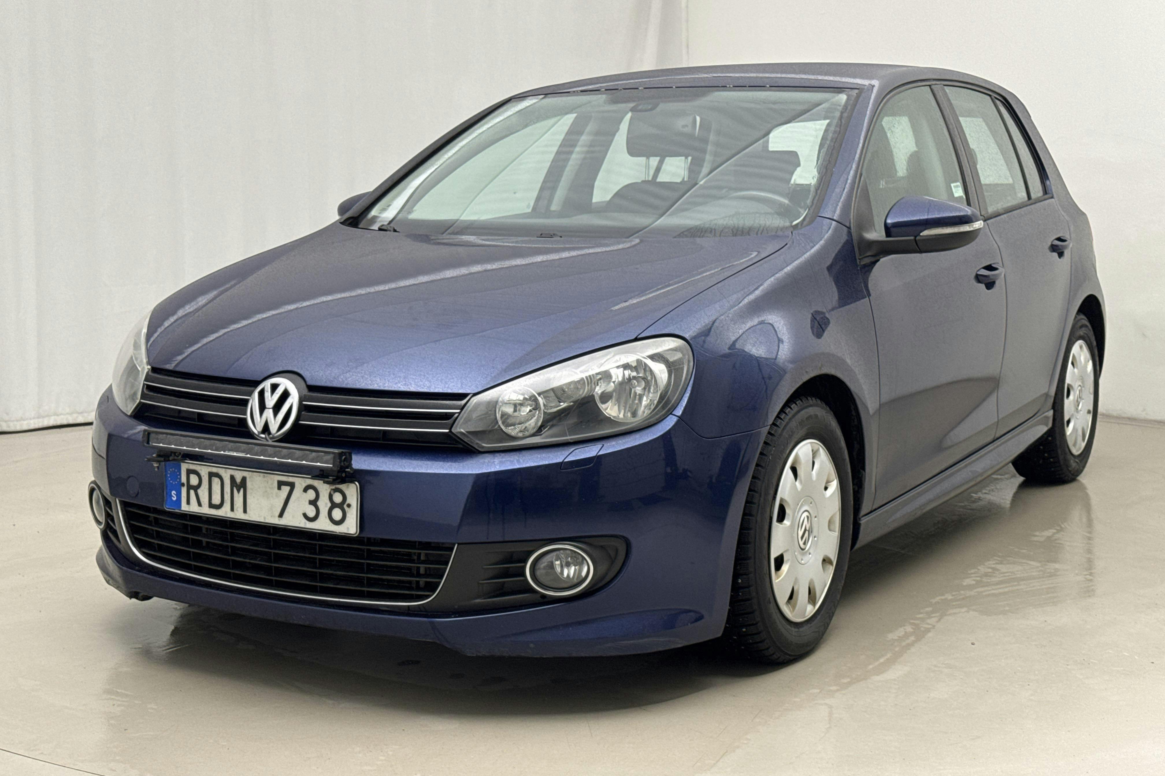Presentationsfoto 1 av 17: VW Golf VI 1.6 TDI BlueMotion Technology 5dr (105hk) - 12 883 mil - Manuell - Dark Blue - 2012