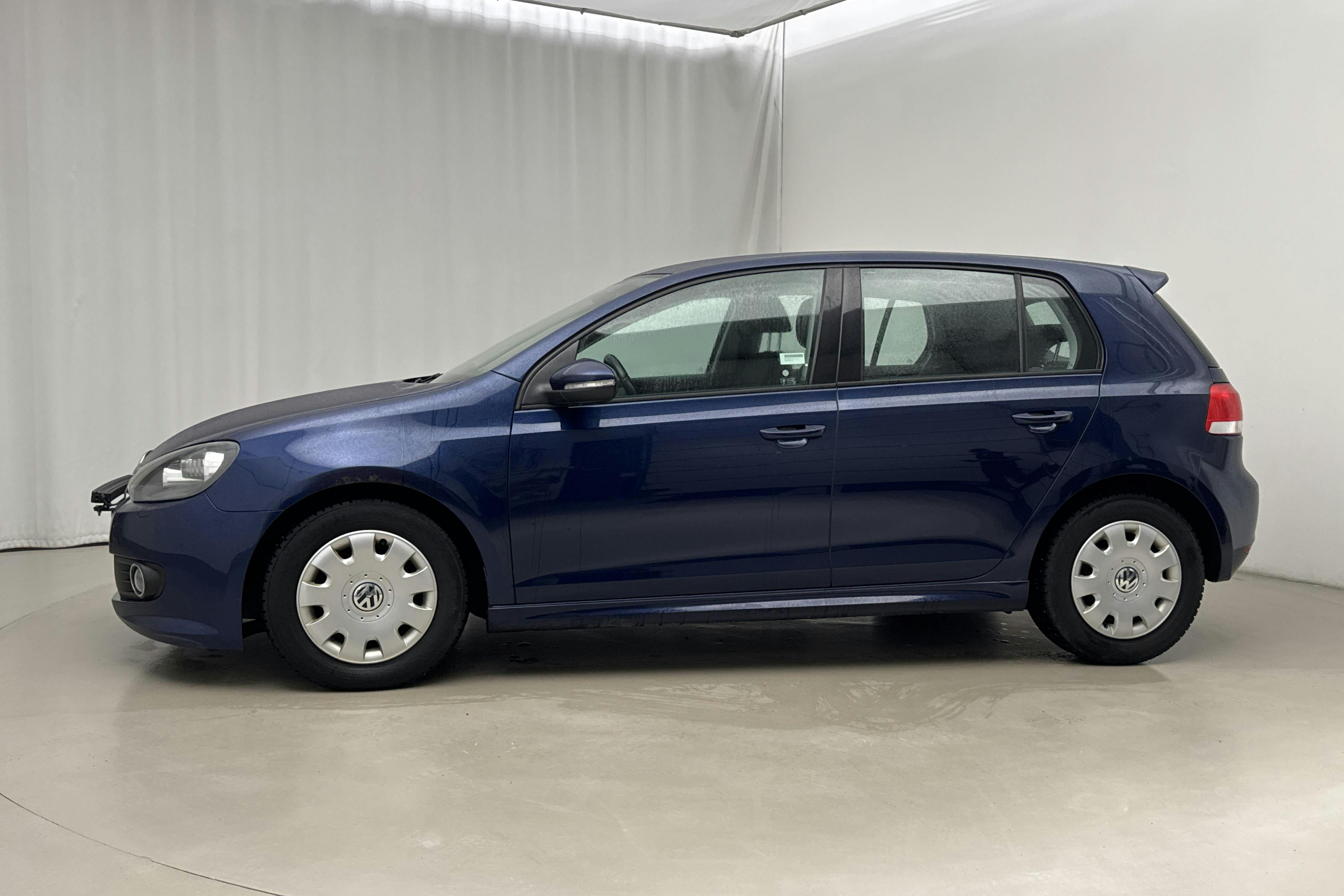 Presentationsfoto 2 av 17: VW Golf VI 1.6 TDI BlueMotion Technology 5dr (105hk) - 12 883 mil - Manuell - Dark Blue - 2012