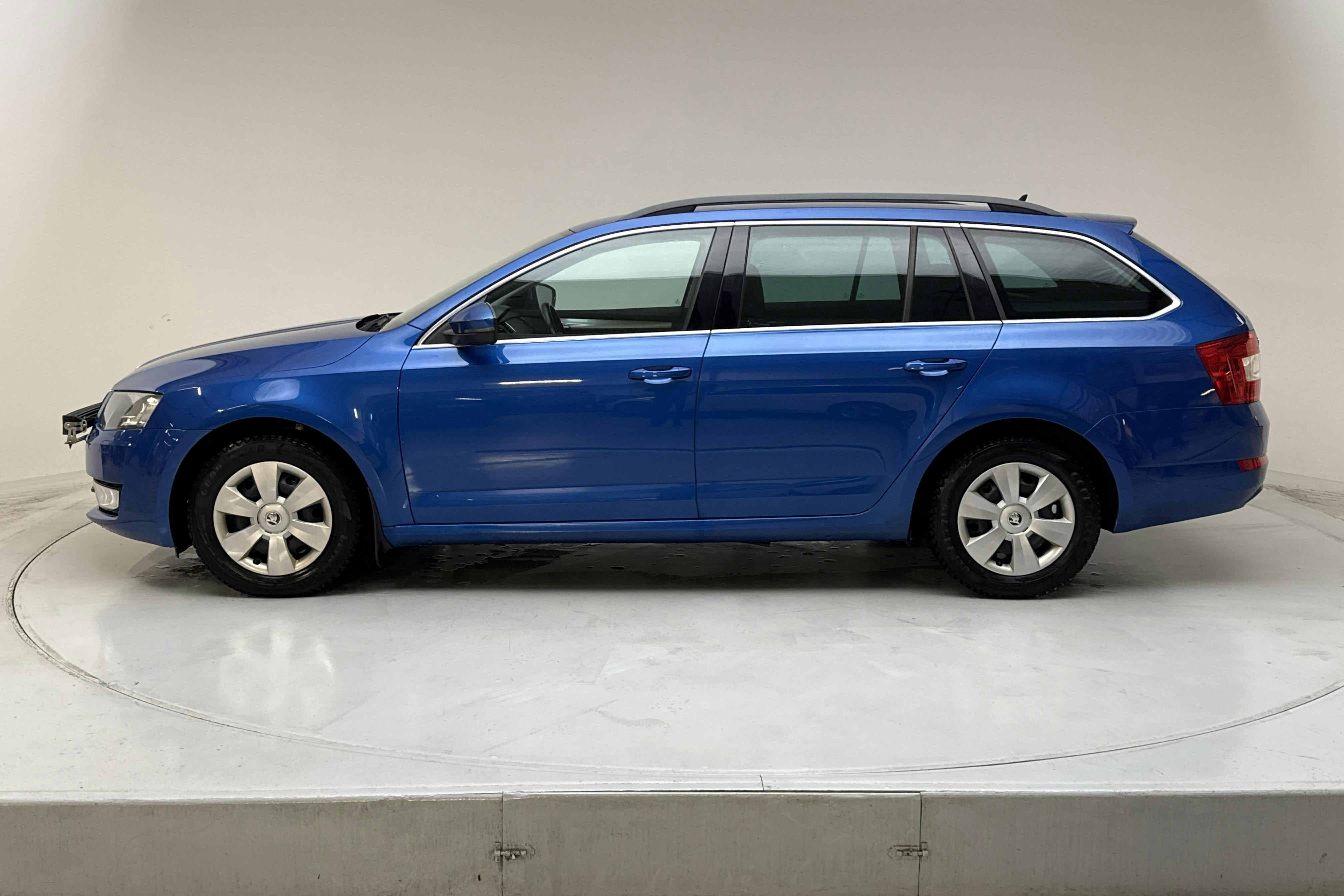 Presentationsfoto 2 av 13: Skoda Octavia III 1.2 TSI Combi (110hk) - 16 978 mil - Automat - blå - 2016