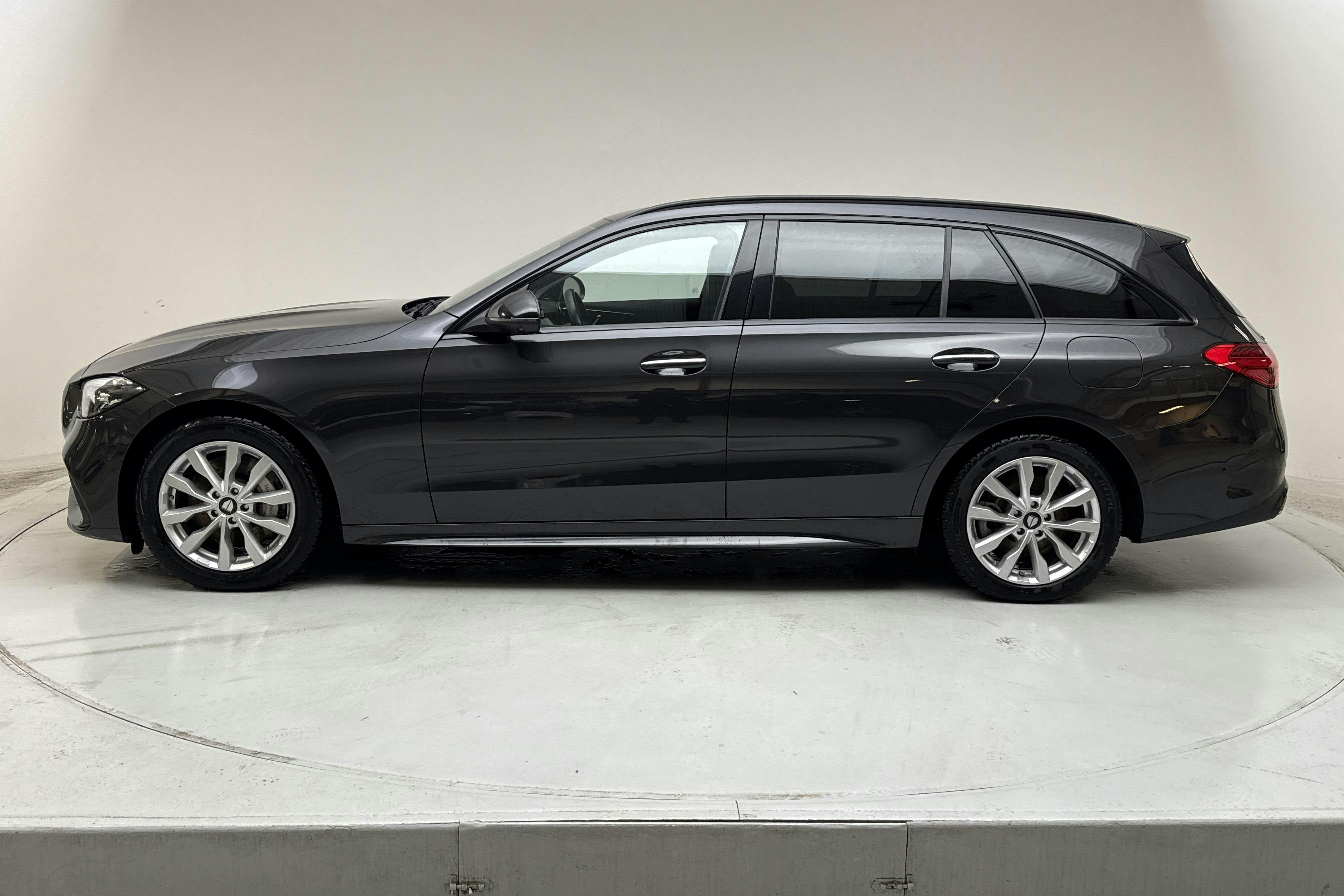 Presentationsfoto 2 av 21: Mercedes C 300 e Kombi S206 (333hk) - 7 580 mil - Automat - grå - 2023