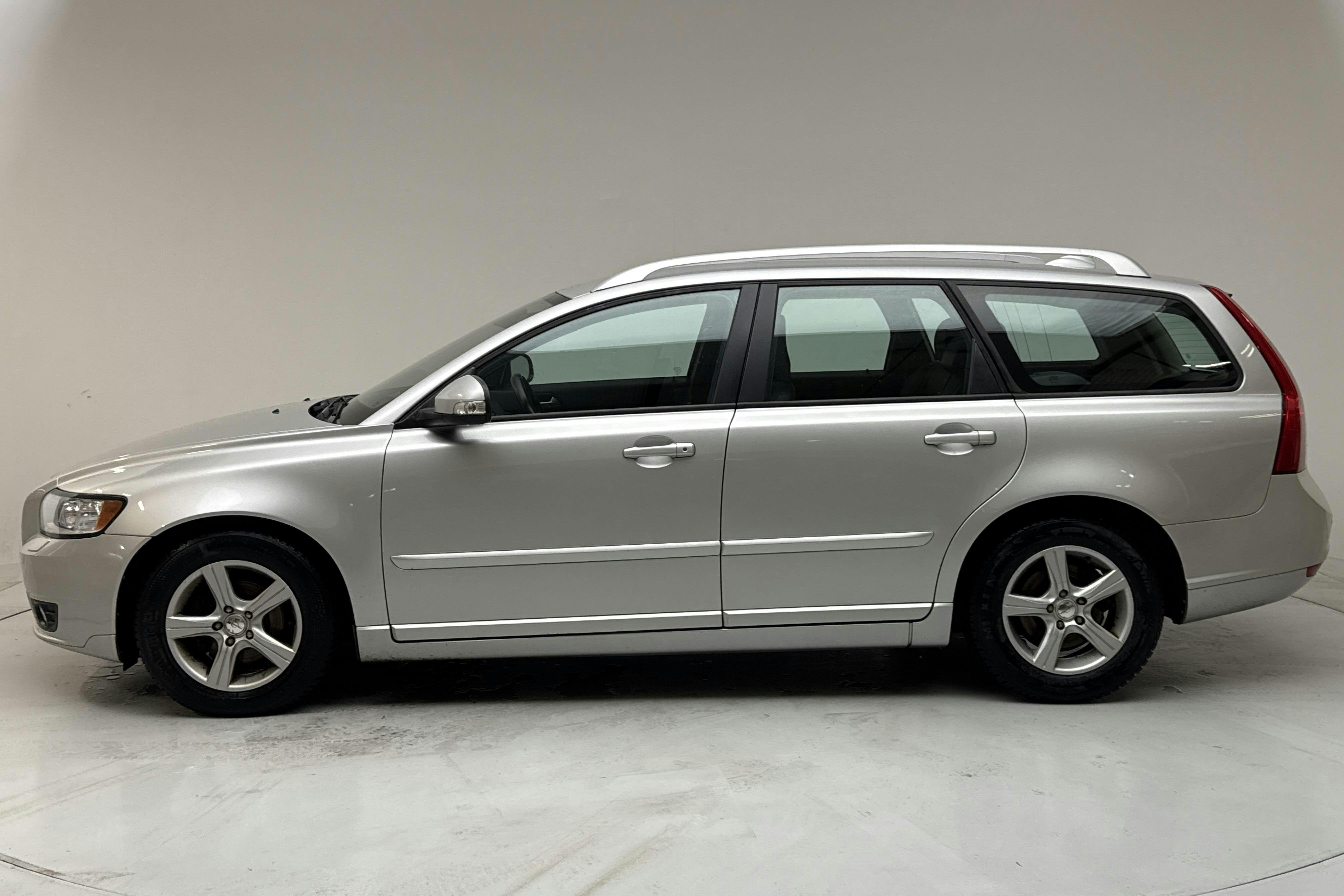Esittelykuva 2 osoitteesta 13: Volvo V50 D2 (115hk) - 246 270 km - Manuaalinen - Light Grey - 2012