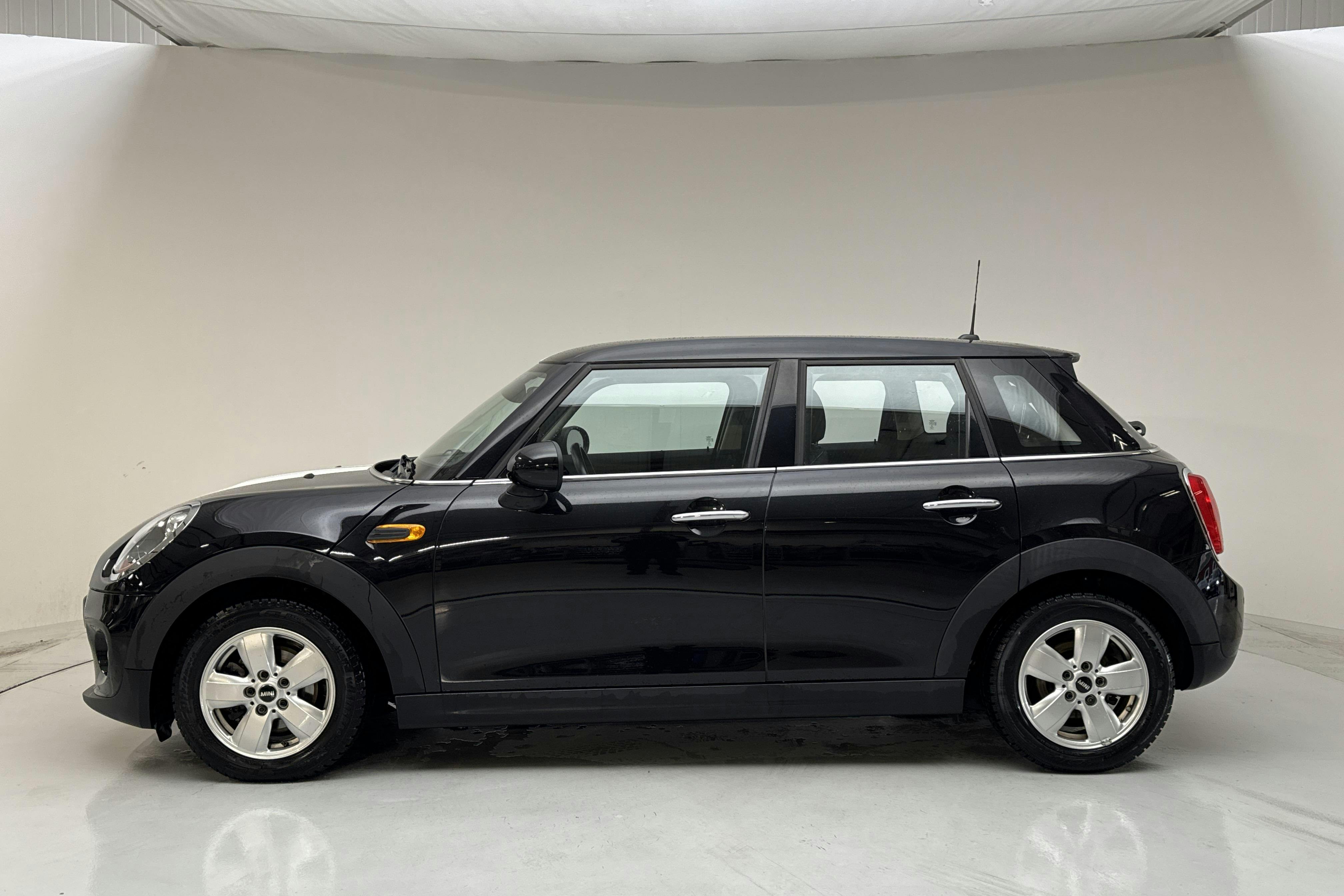 Esittelykuva 2 osoitteesta 12: MINI Cooper Hatch 5dr (136hk) - 38 200 km - Manuaalinen - musta - 2016