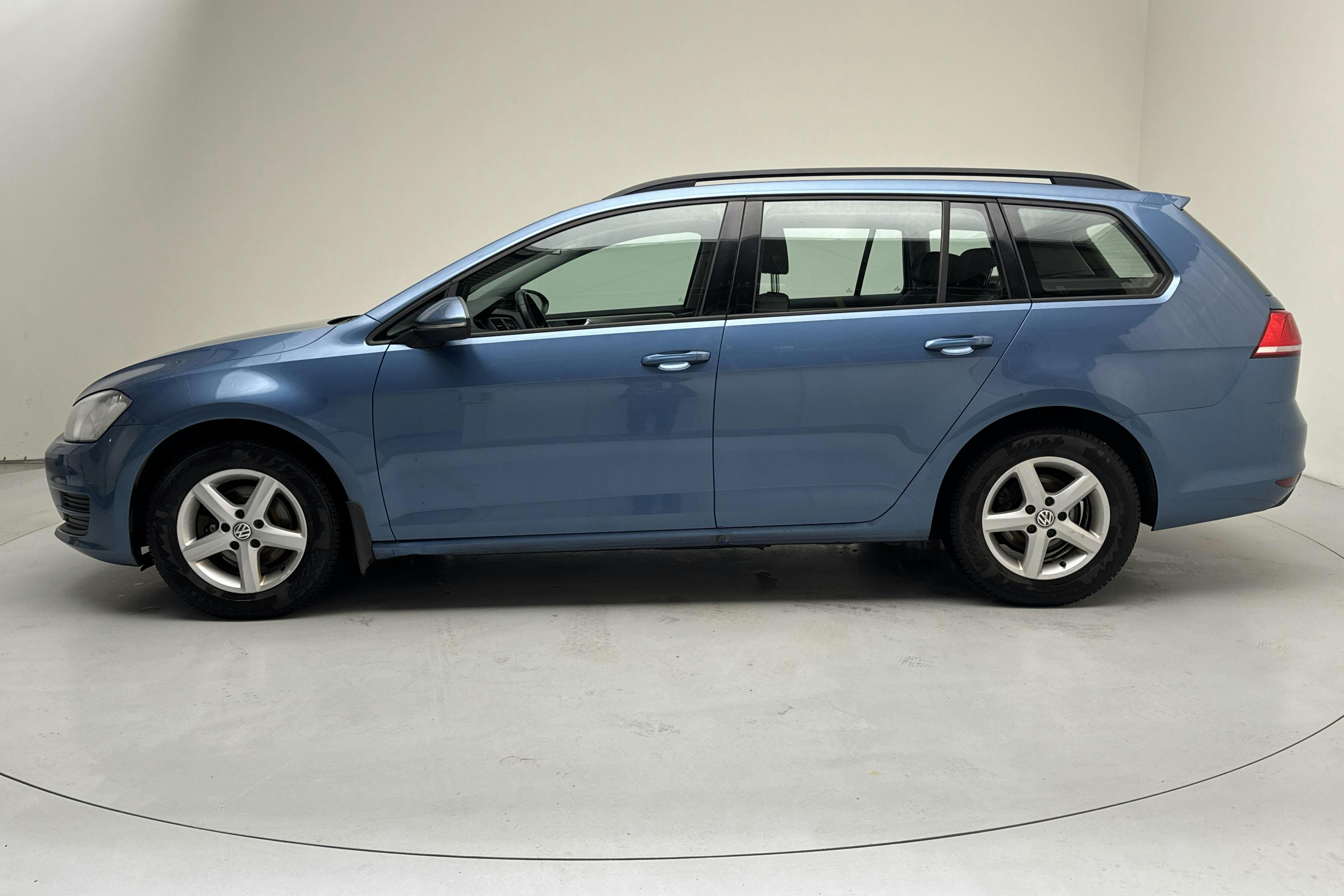Presentationsfoto 2 av 13: VW Golf VII 1.2 TSI Sportscombi (105hk) - 16 578 mil - Manuell - blå - 2015