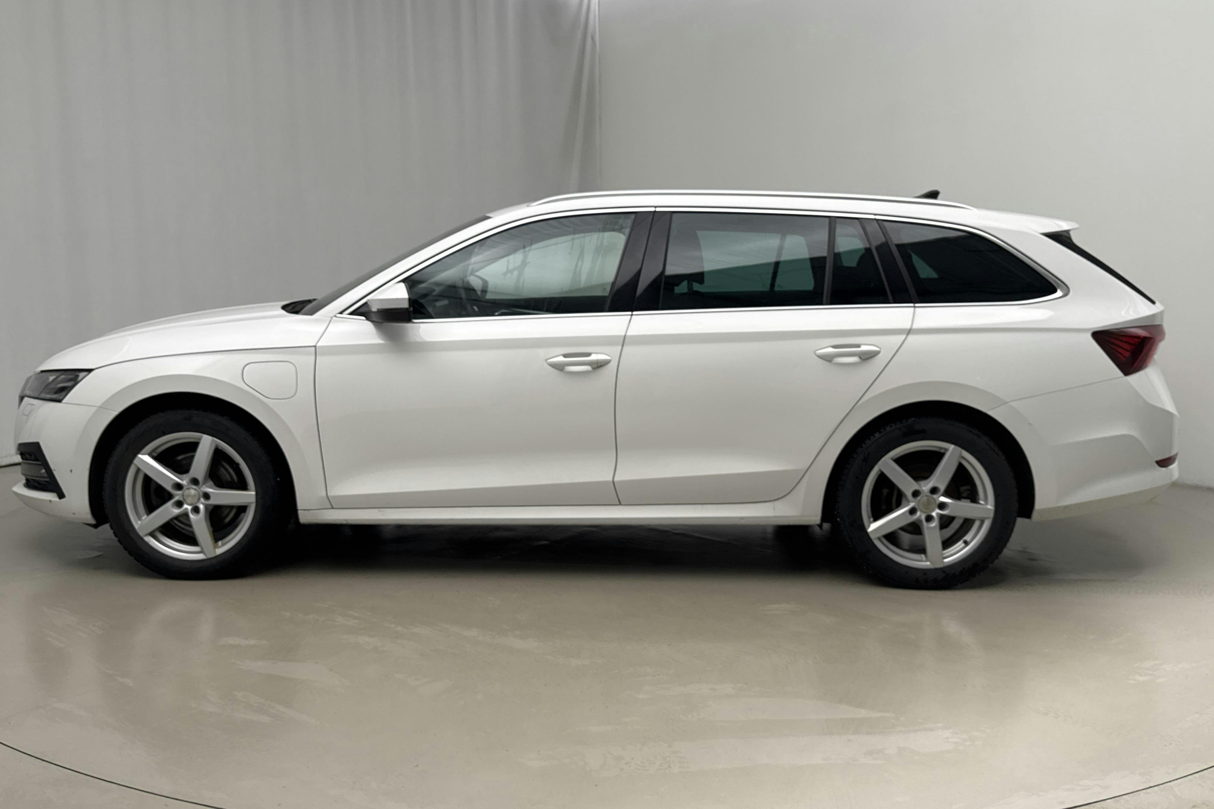 Präsentationsfoto 2 von 16: Skoda Octavia 1.4 iV PHEV Combi (204hk) - 62 530 Kilometer - Verkaufsautomat - Weiß - 2022