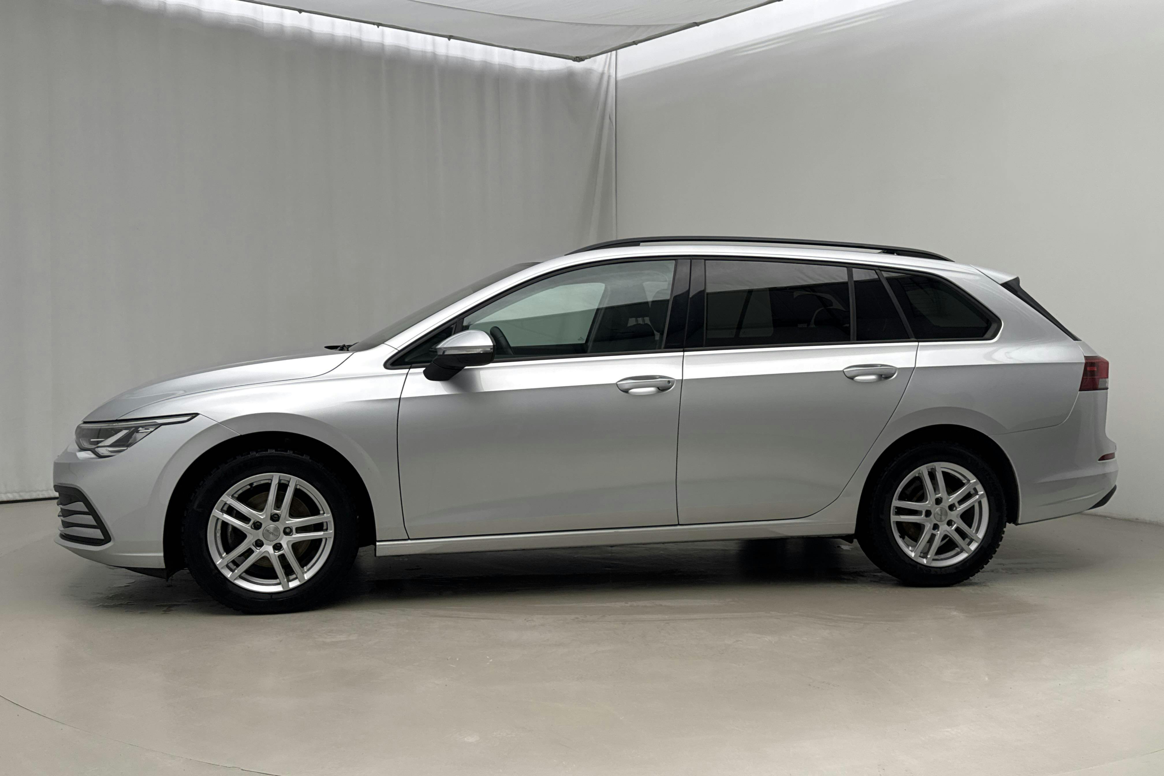 Presentationsfoto 2 av 17: VW Golf VIII 1.5 eTSI Sportscombi (130hk) - 5 863 mil - Automat - silver - 2021