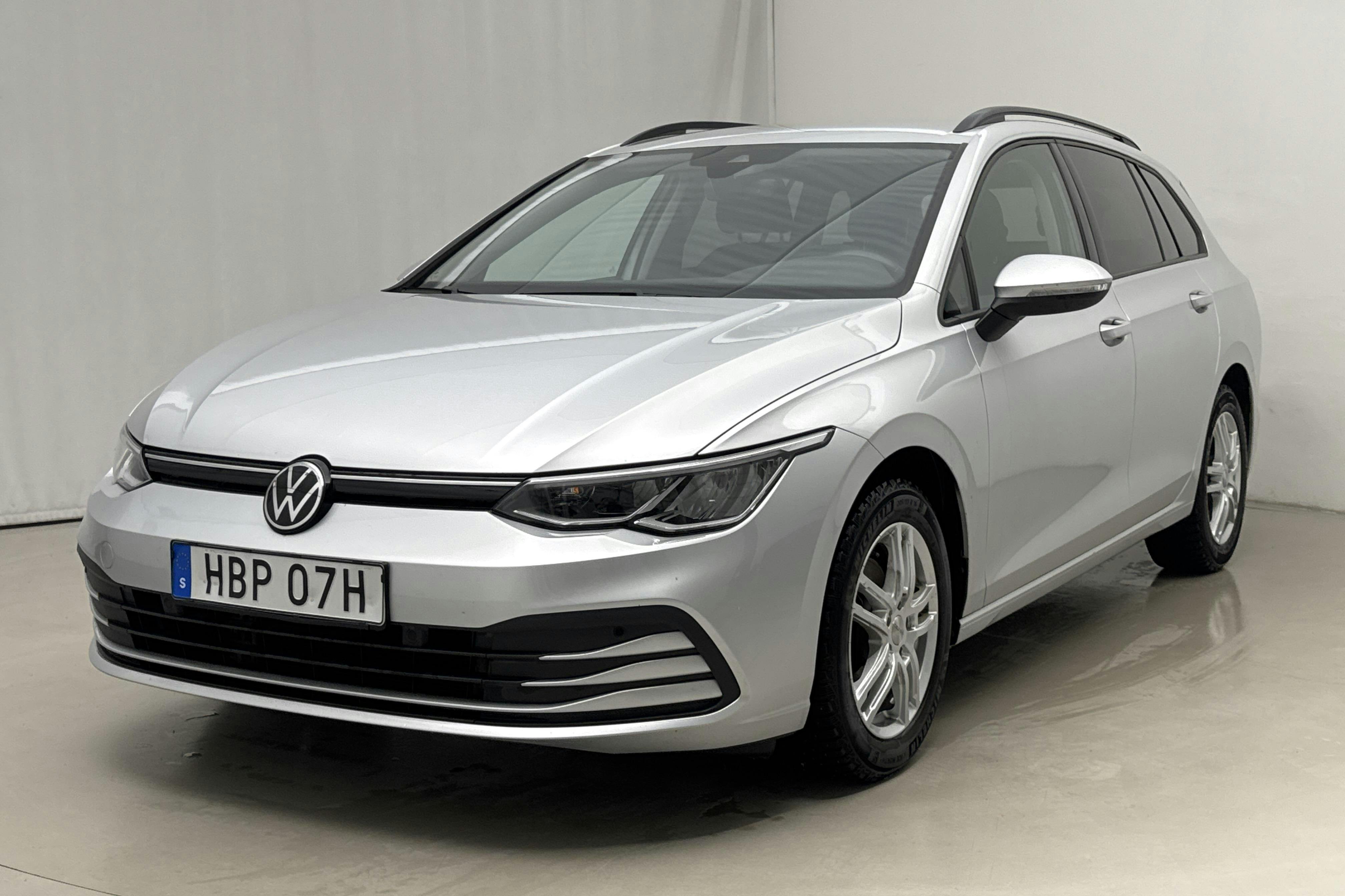 Presentationsfoto 1 av 17: VW Golf VIII 1.5 eTSI Sportscombi (130hk) - 5 863 mil - Automat - silver - 2021