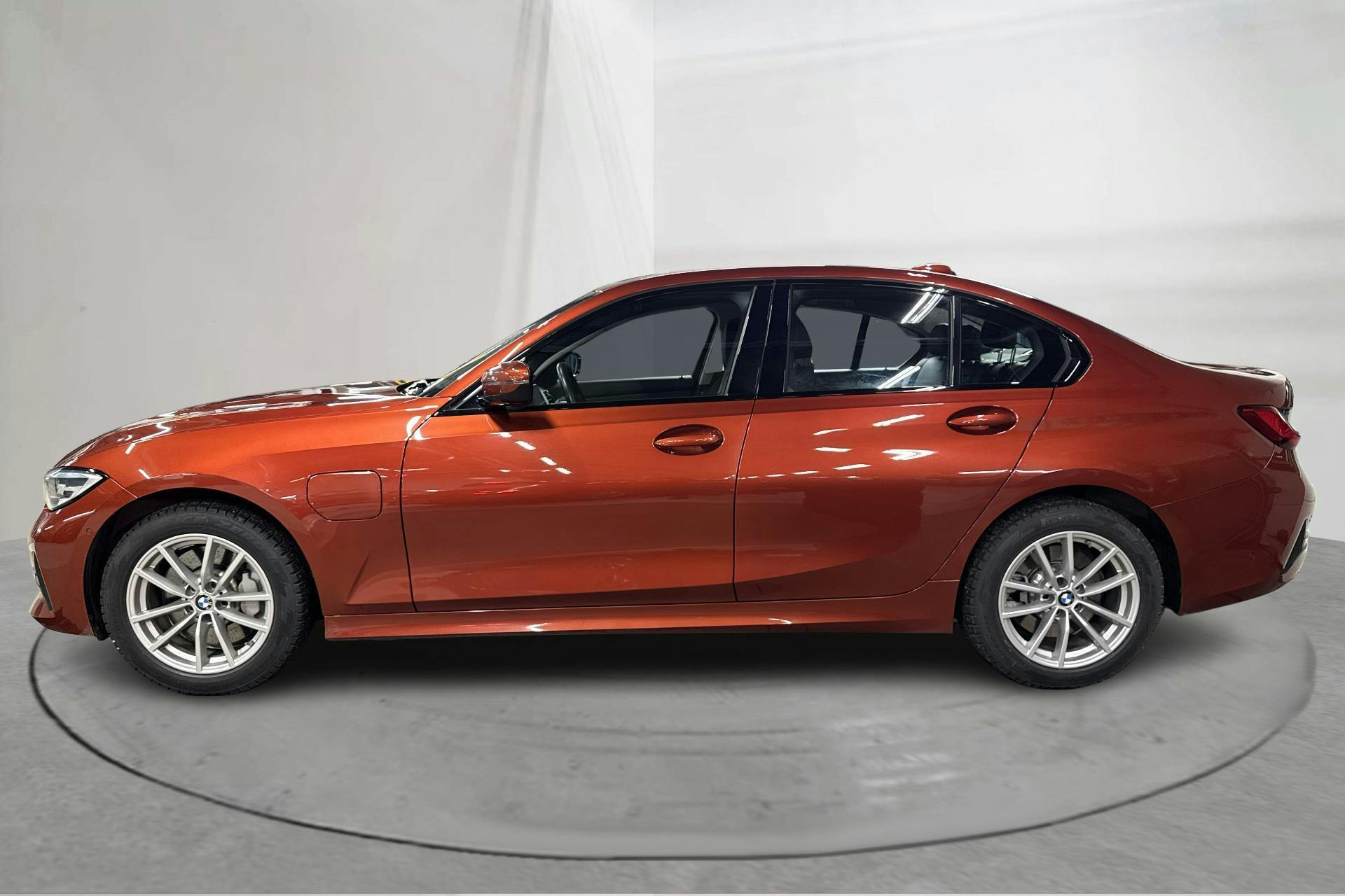 Presentationsfoto 2 av 18: BMW 330e xDrive Sedan, G20 (292hk) - 9 186 mil - Automat - orange - 2021