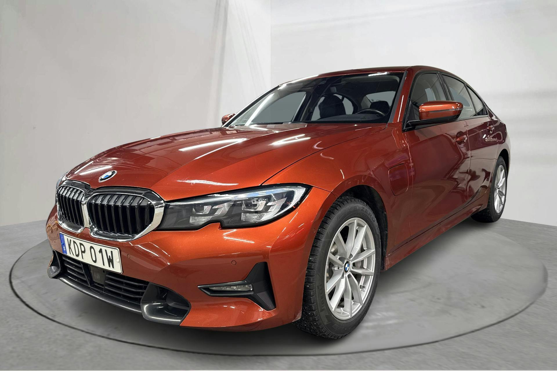 Presentationsfoto 1 av 18: BMW 330e xDrive Sedan, G20 (292hk) - 9 186 mil - Automat - orange - 2021