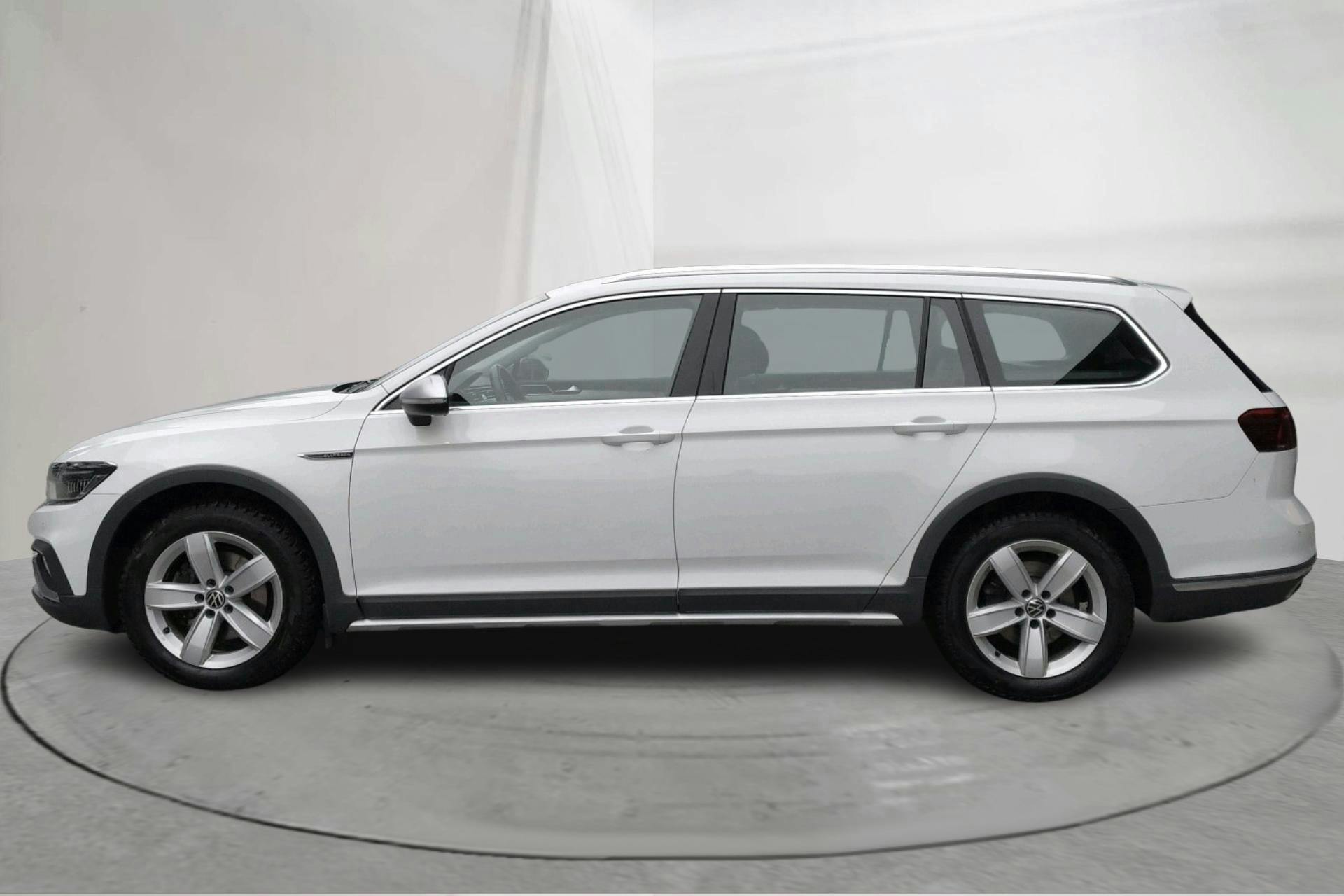 Zdjęcie prezentacyjne 2 z 18: VW Passat Alltrack 2.0 TDI Sportscombi 4Motion (200hk) - 167 590 km - Automatyczna - biały - 2022
