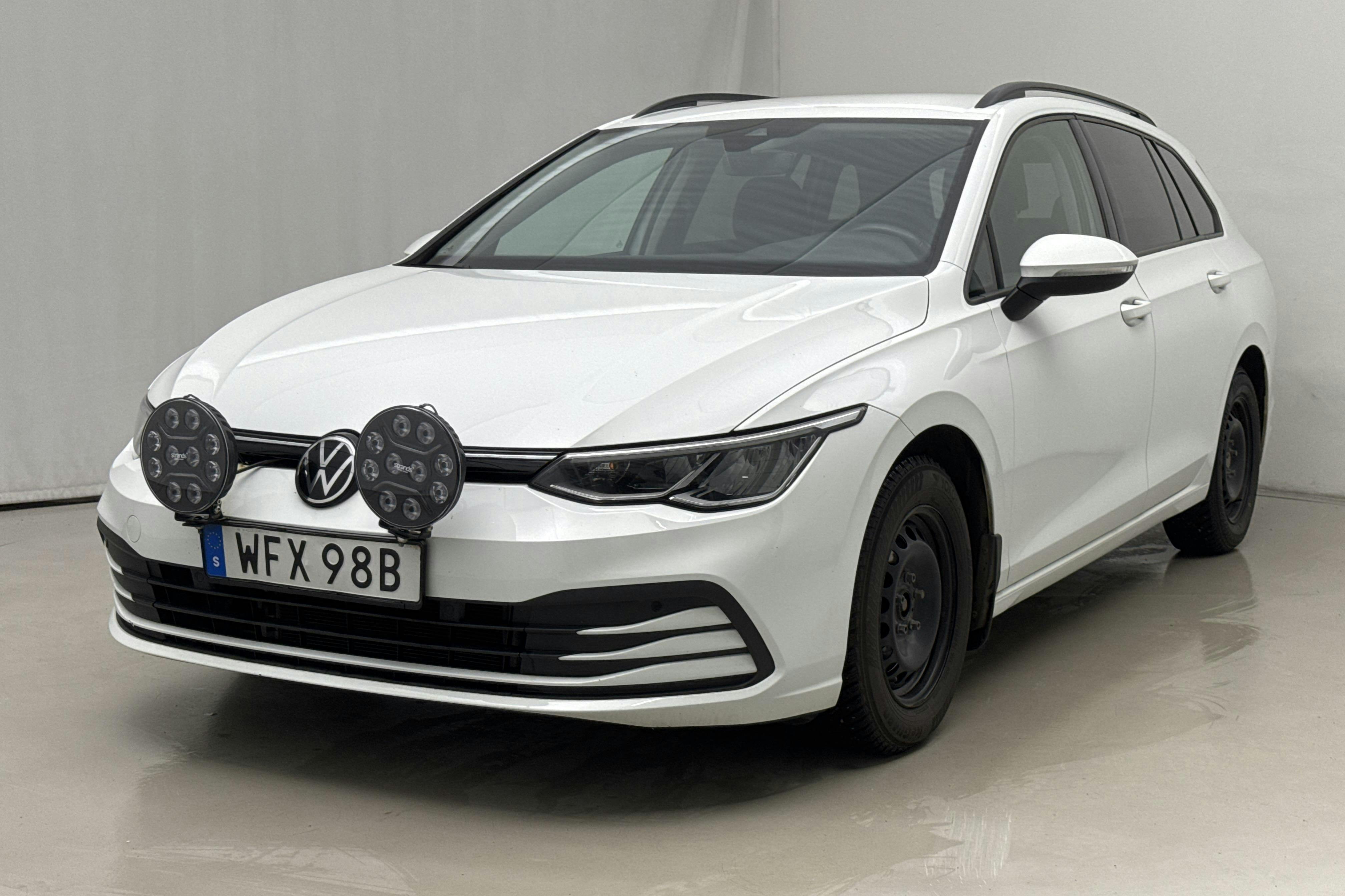 Presentationsfoto 1 av 21: VW Golf VIII 1.5 TGI Sportscombi (130hk) - 17 207 mil - Automat - vit - 2022