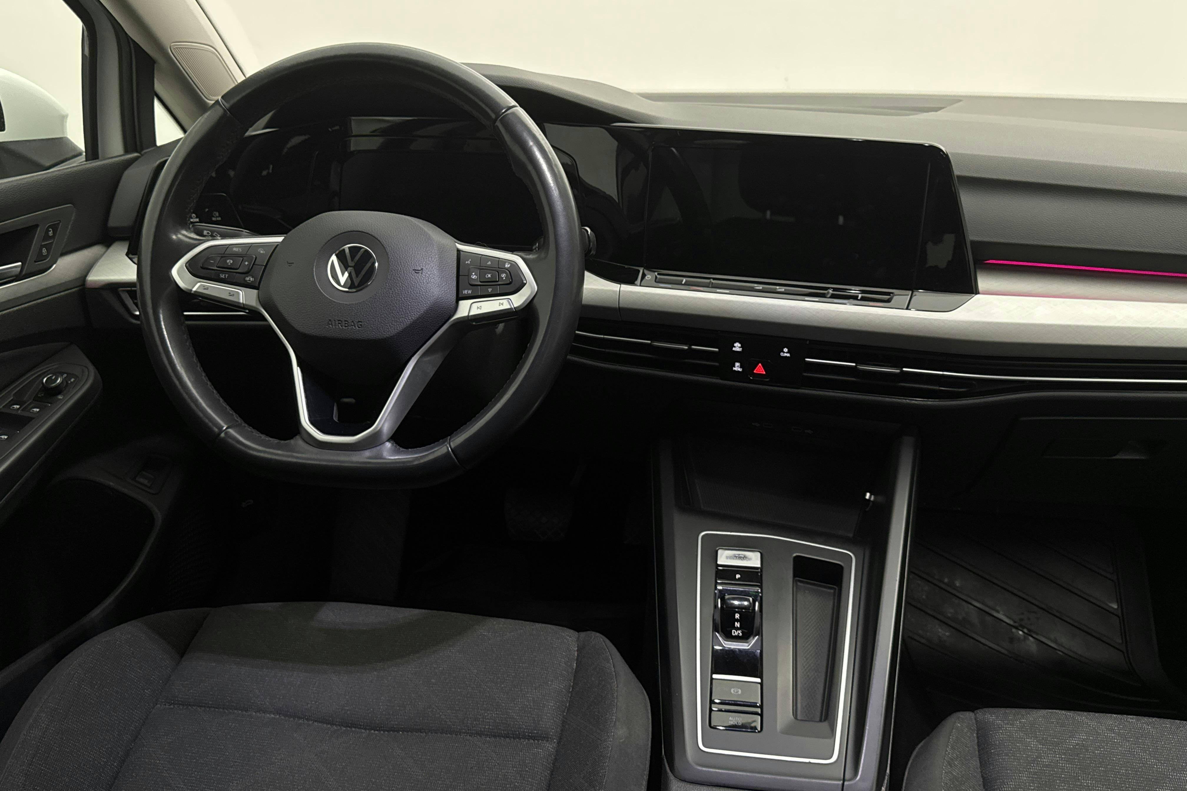 Presentationsfoto 21 av 21: VW Golf VIII 1.5 TGI Sportscombi (130hk) - 17 207 mil - Automat - vit - 2022