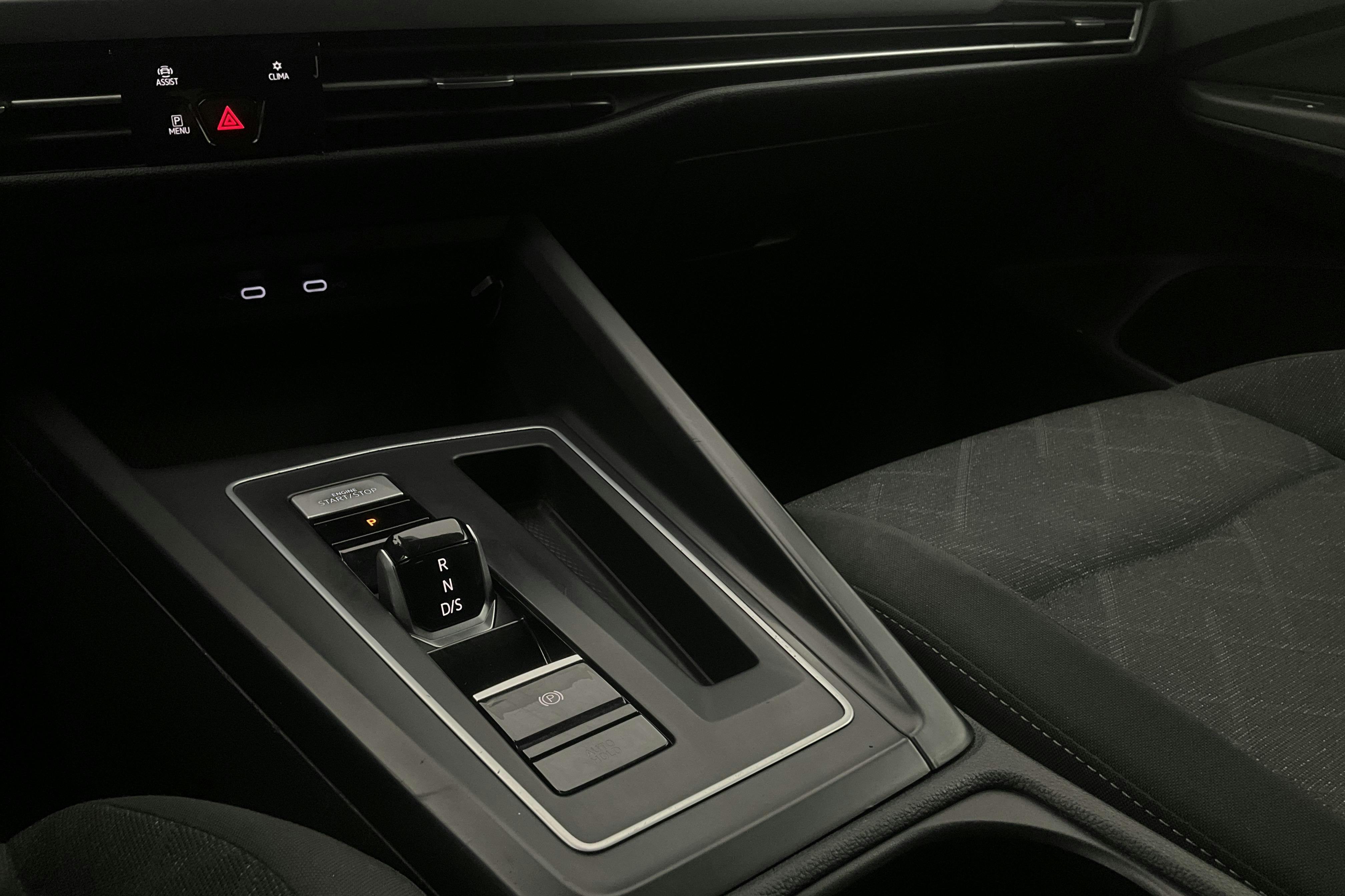 Presentationsfoto 18 av 18: VW Golf VIII 1.5 TGI Sportscombi (130hk) - 15 972 mil - Automat - vit - 2021