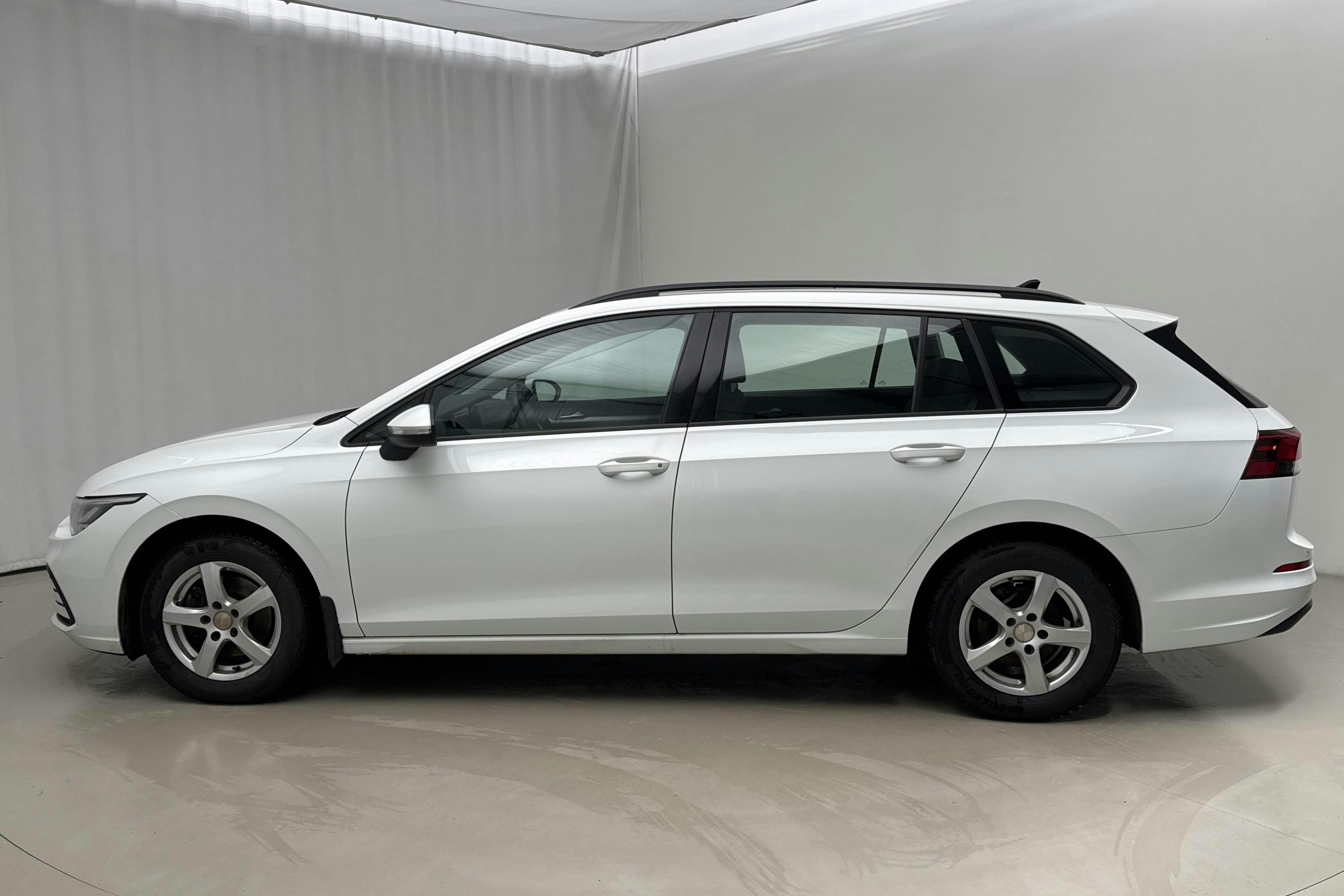 Presentationsfoto 2 av 18: VW Golf VIII 1.5 TGI Sportscombi (130hk) - 15 972 mil - Automat - vit - 2021