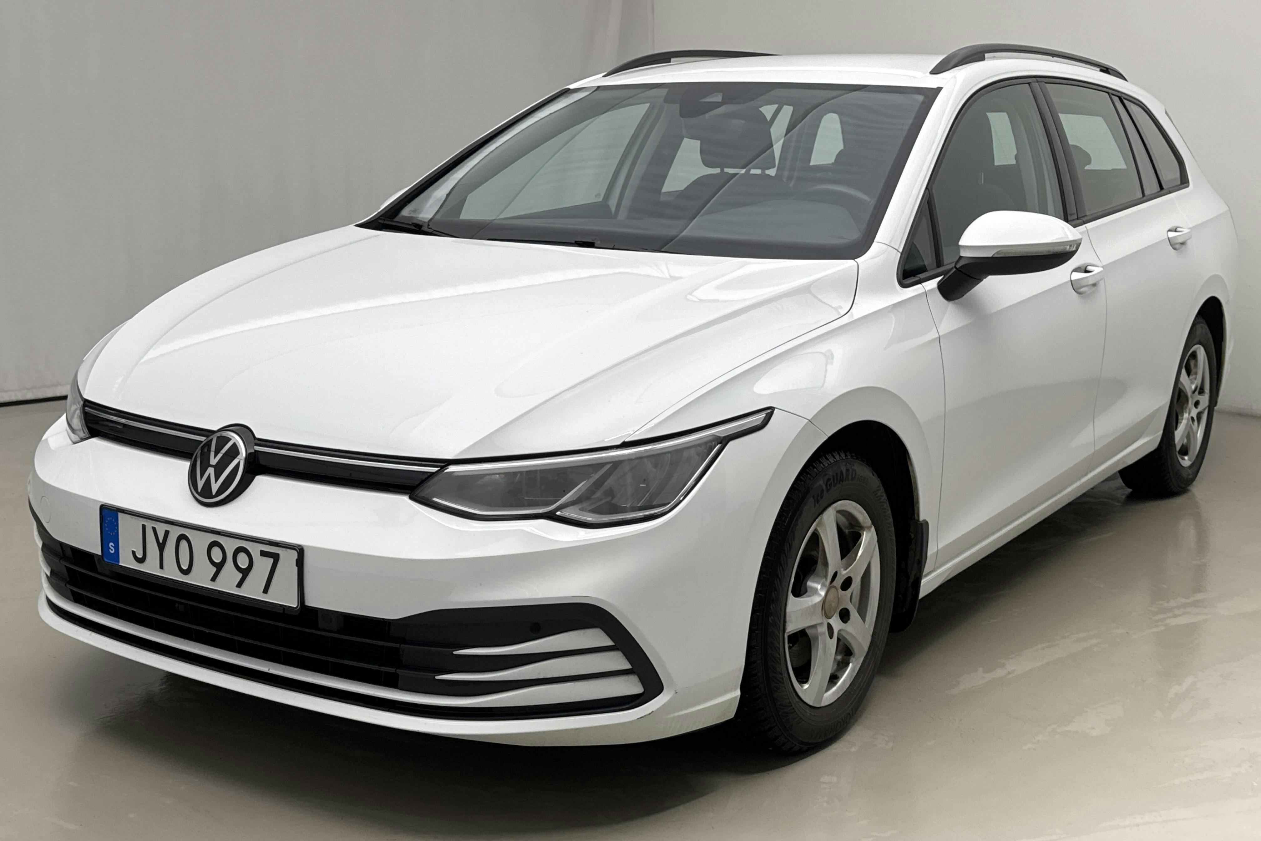 Presentationsfoto 1 av 18: VW Golf VIII 1.5 TGI Sportscombi (130hk) - 15 972 mil - Automat - vit - 2021