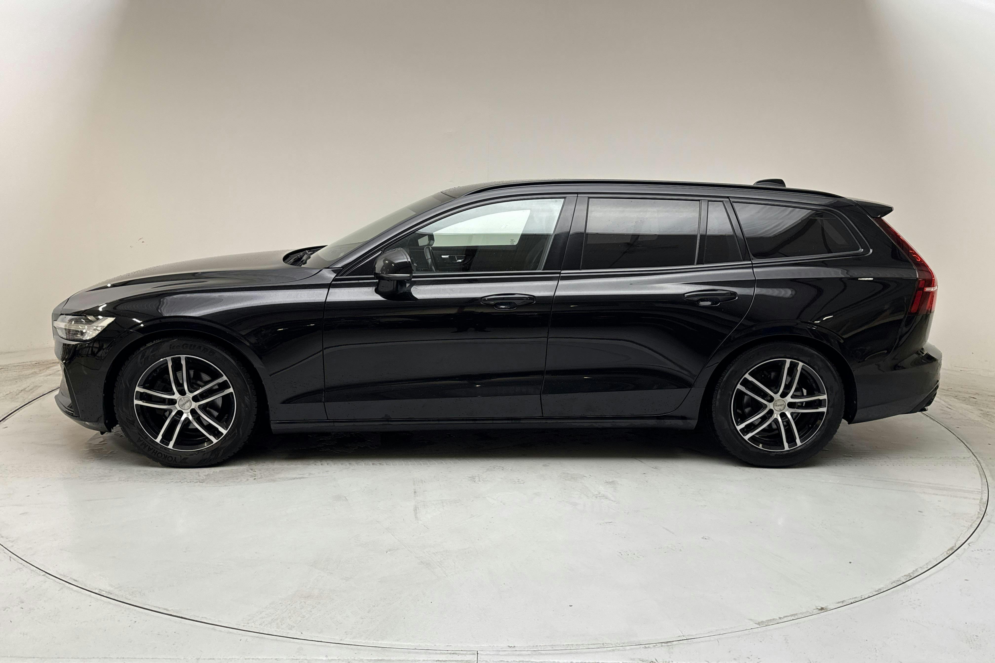 Esitlusfoto 2 aadressil 17: Volvo V60 D4 AWD (190hk) - 175 610 km - Automaatne - must - 2020