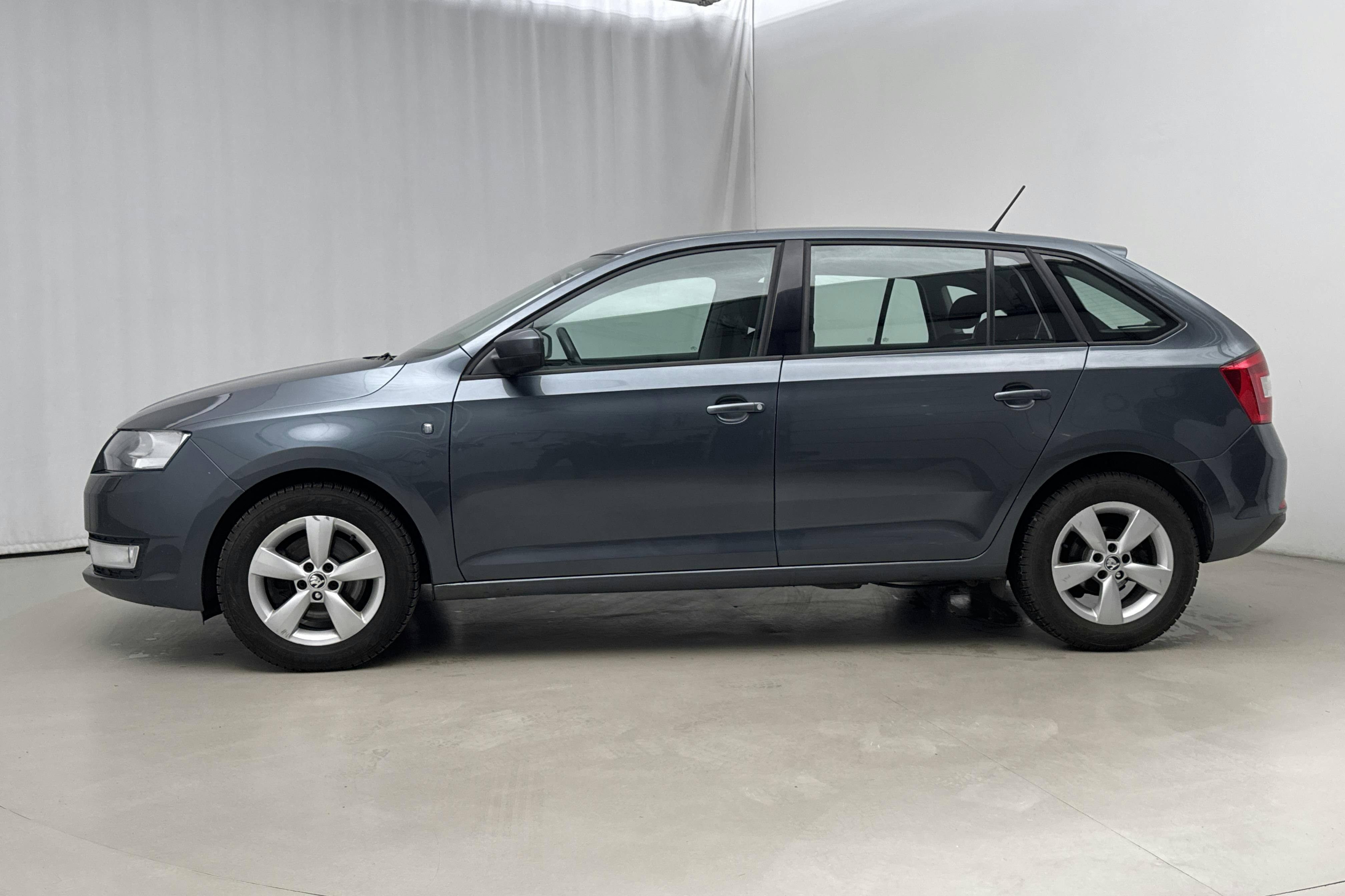 Esitlusfoto 2 aadressil 16: Skoda Rapid 1.2 TSI Kombi (105hk) - 188 280 km - Käsitsi - hall - 2015