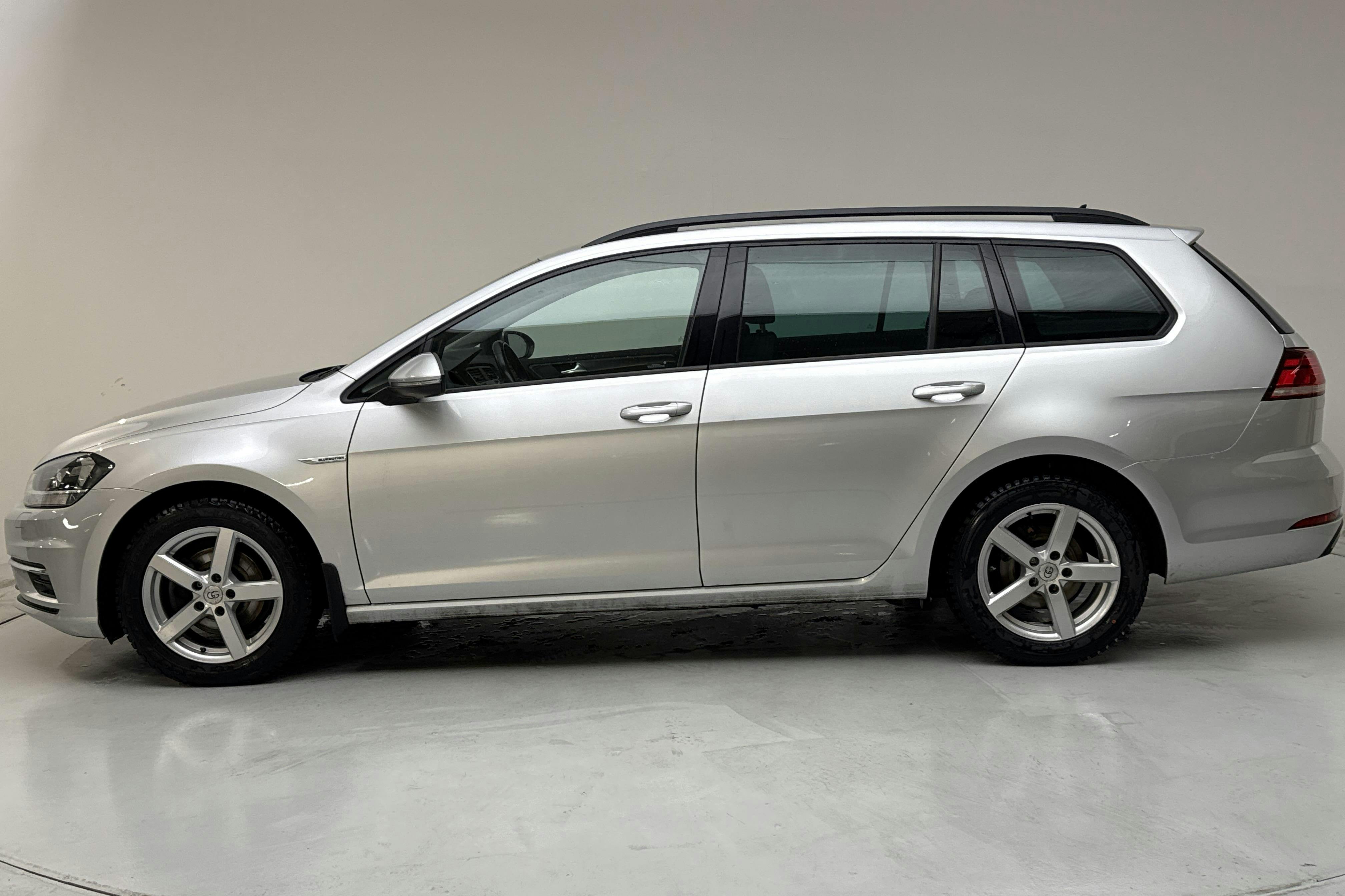 Presentationsfoto 2 av 14: VW Golf VII 1.5 TGI Sportscombi (130hk) - 9 535 mil - Automat - silver - 2020