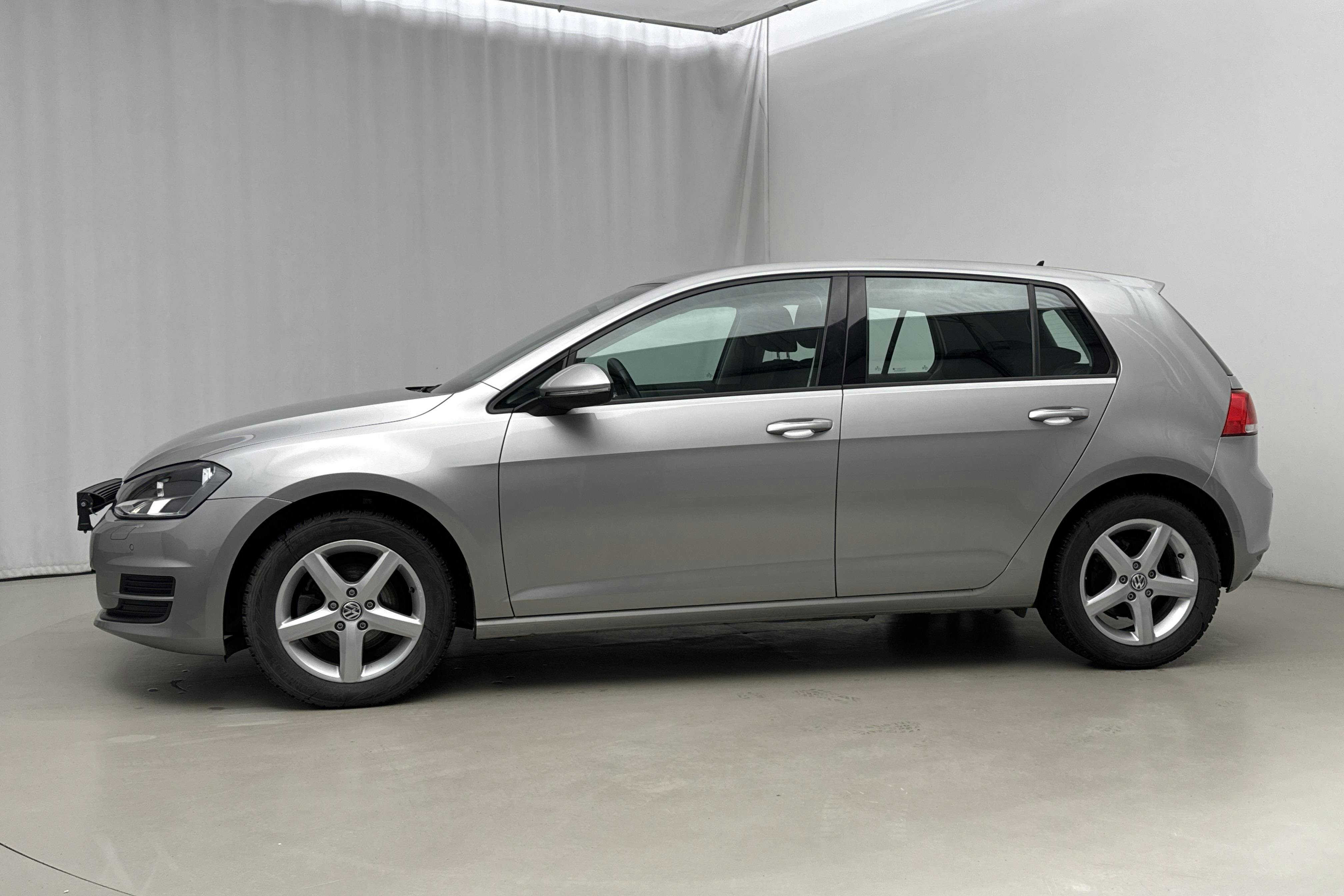 Esittelykuva 2 osoitteesta 18: VW Golf VII 1.2 TSI 5dr (110hk) - 23 090 km - Manuaalinen - hopea - 2017