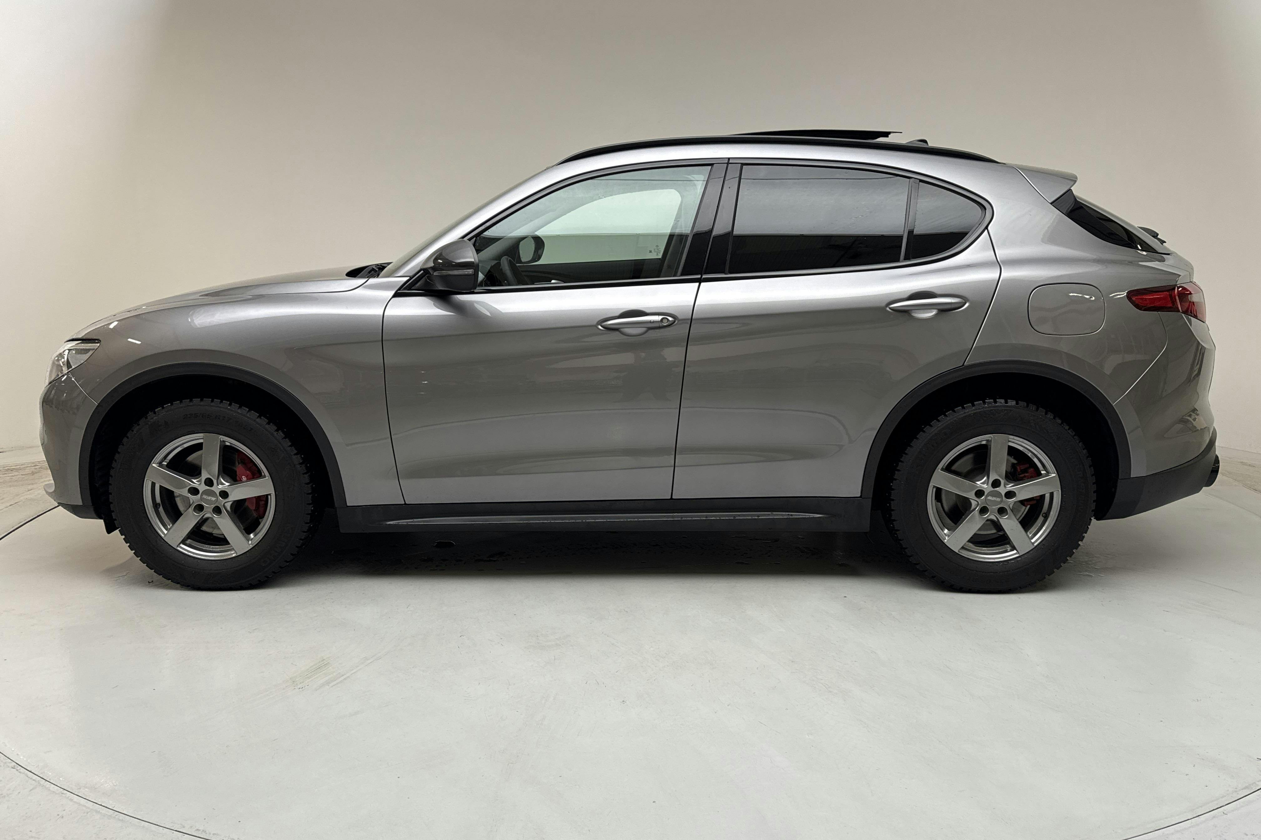 Presentationsfoto 2 av 17: Alfa Romeo Stelvio 2.0 AWD (280hk) - 8 715 mil - Automat - grå - 2019
