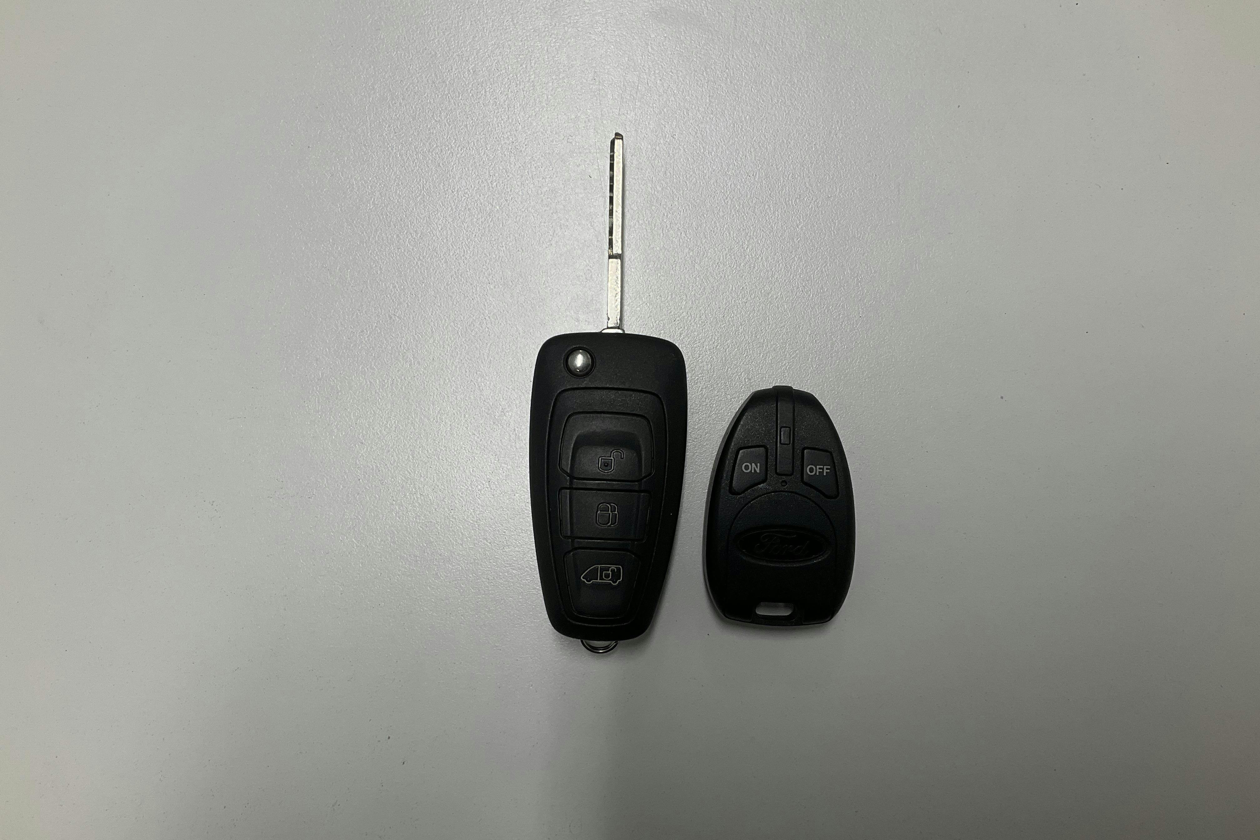 Esittelykuva 14 osoitteesta 14: Ford Transit Custom 300 MHEV (130hk) - 129 340 km - Manuaalinen - valkoinen - 2021