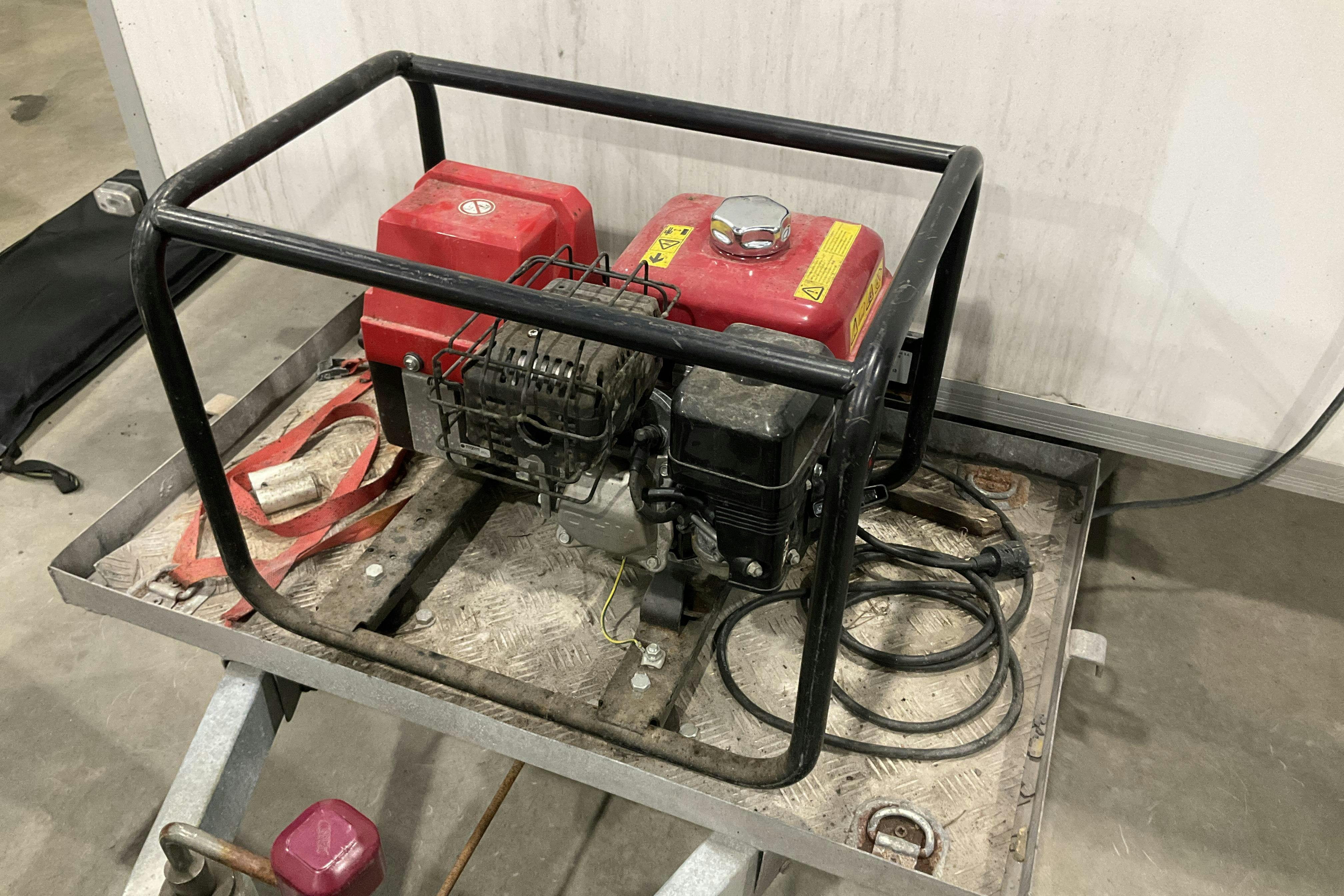 Presentation photo 2 of 13: SävsjöSläpet LV 750 2,5M Skåpsläpvagn "Verkstadsinredd" Släpvagn - 0 km - white - 2007