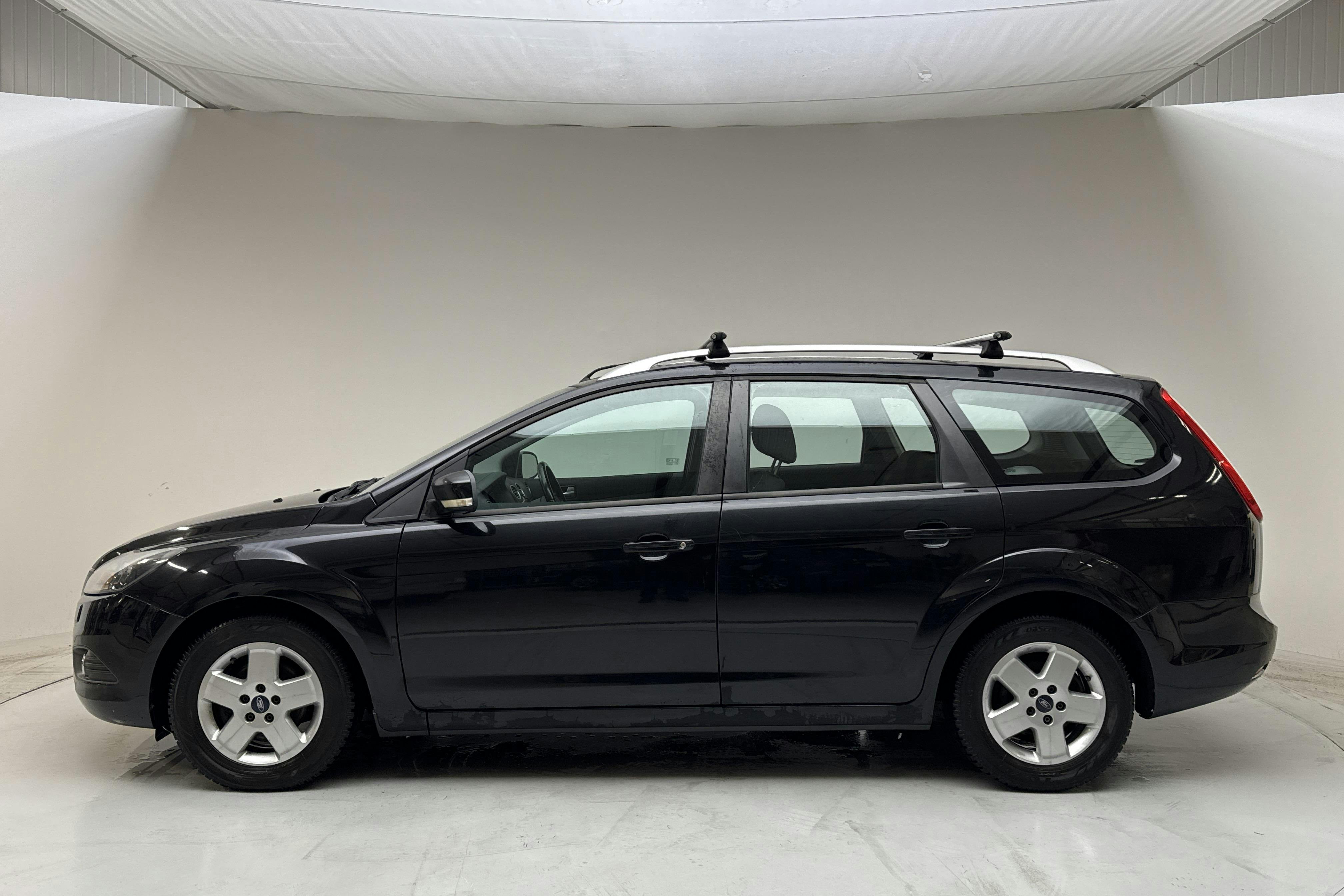 Esittelykuva 2 osoitteesta 11: Ford Focus 1.6 TDCi Kombi (109hk) - 170 370 km - Manuaalinen - musta - 2010