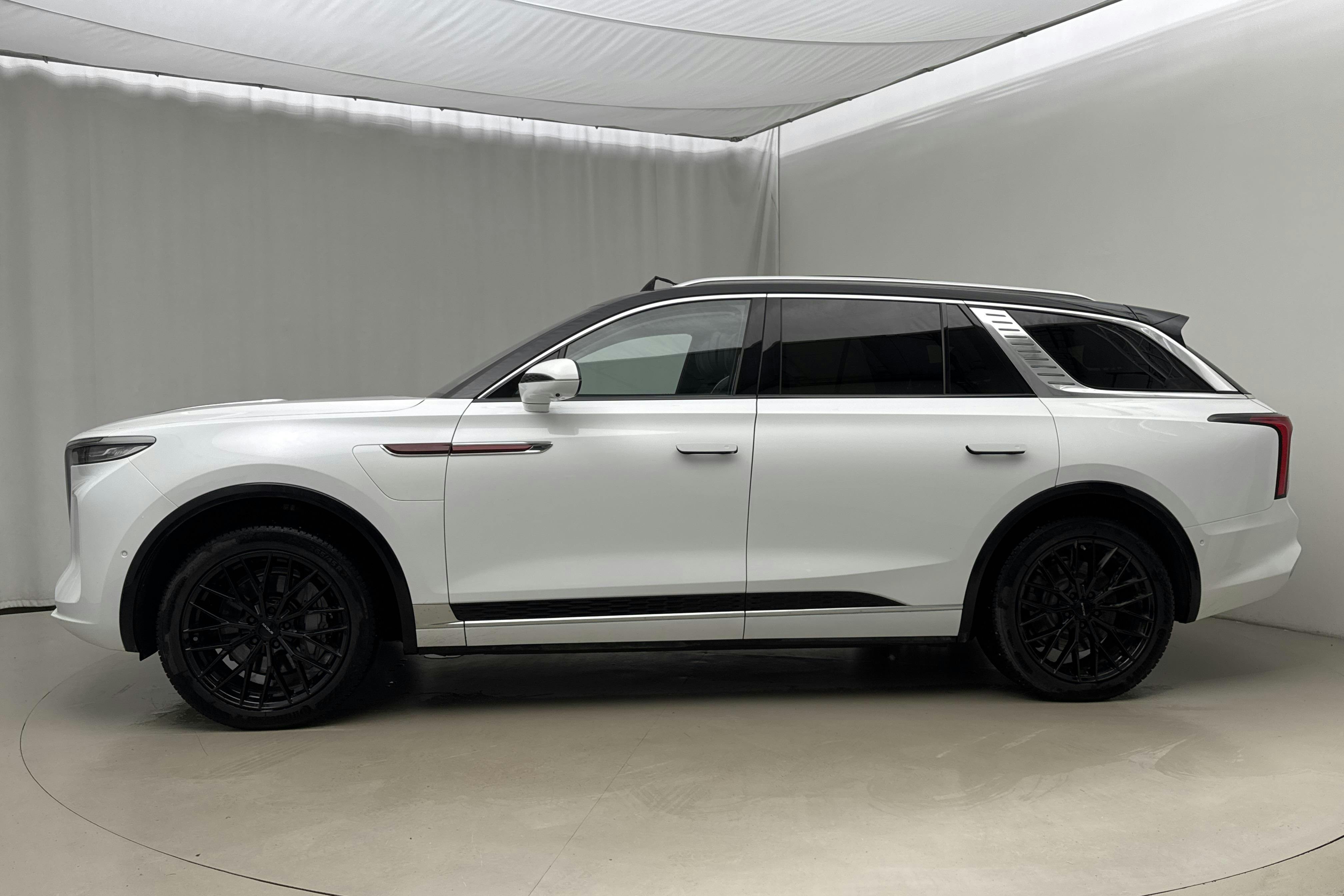 Presentation photo 2 of 31: Hongqi E-HS9 99kWh (551hk) - 32 550 km - Automatic - white - 2022