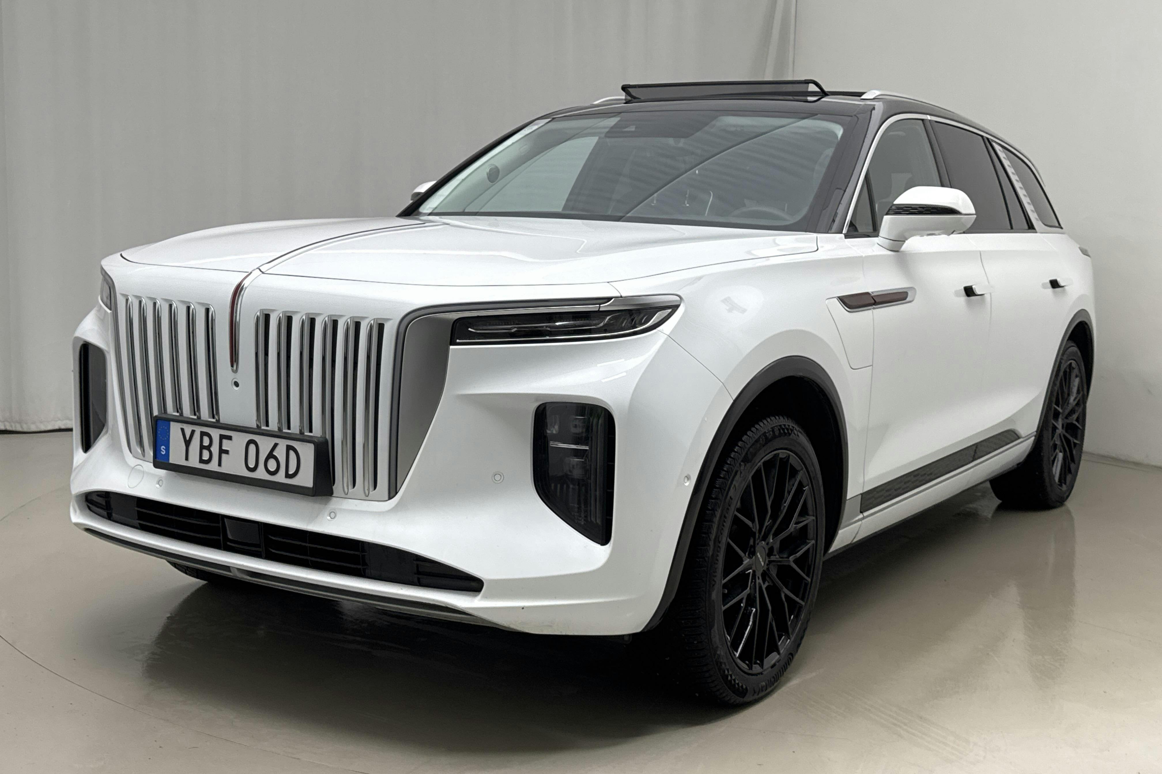 Presentation photo 1 of 31: Hongqi E-HS9 99kWh (551hk) - 32 550 km - Automatic - white - 2022