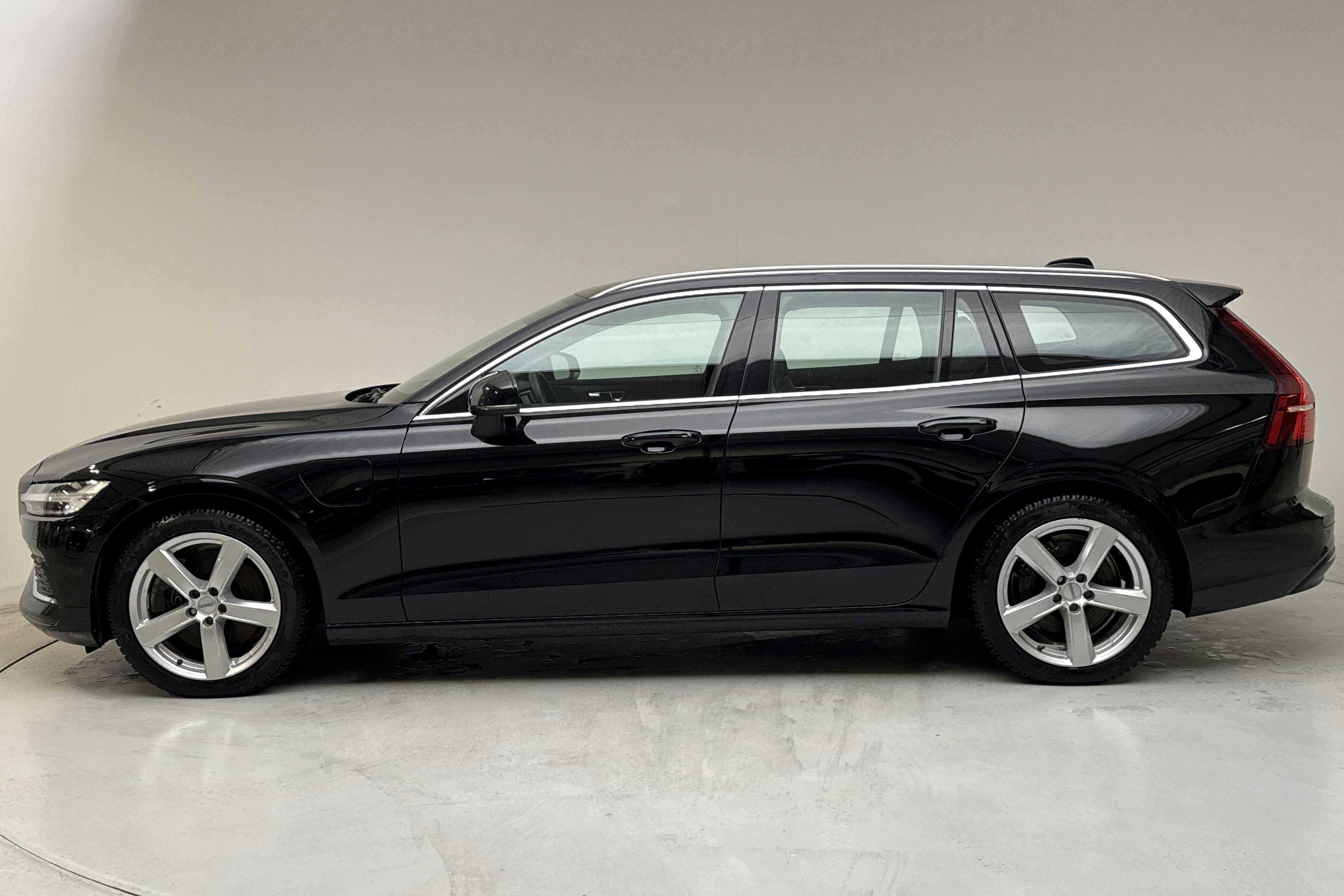 Presentationsfoto 2 av 16: Volvo V60 T6 AWD Recharge (350hk) - 6 828 mil - Automat - svart - 2023