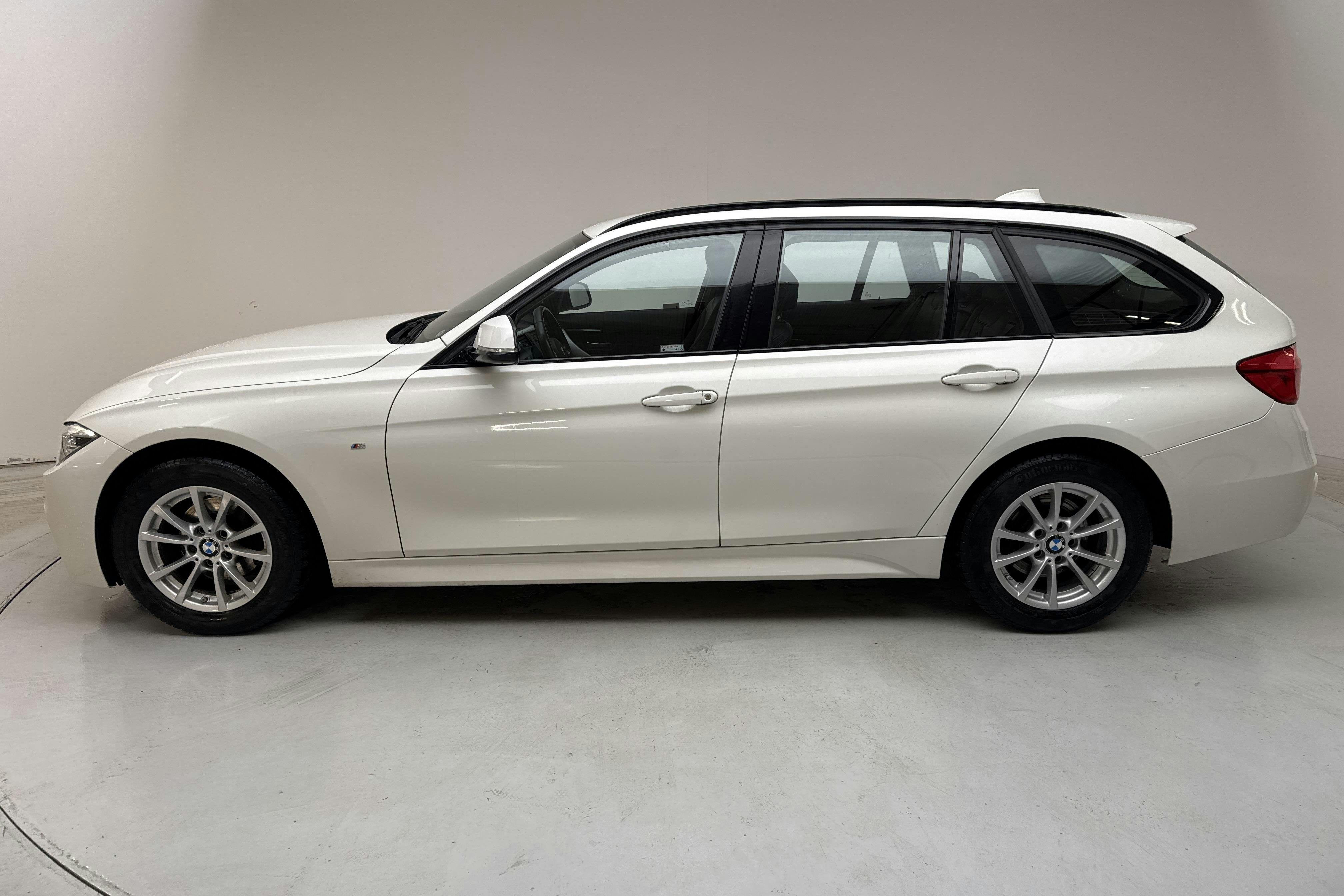 Presentationsfoto 2 av 14: BMW 320i xDrive Touring, F31 (184hk) - 16 205 mil - Automat - vit - 2018