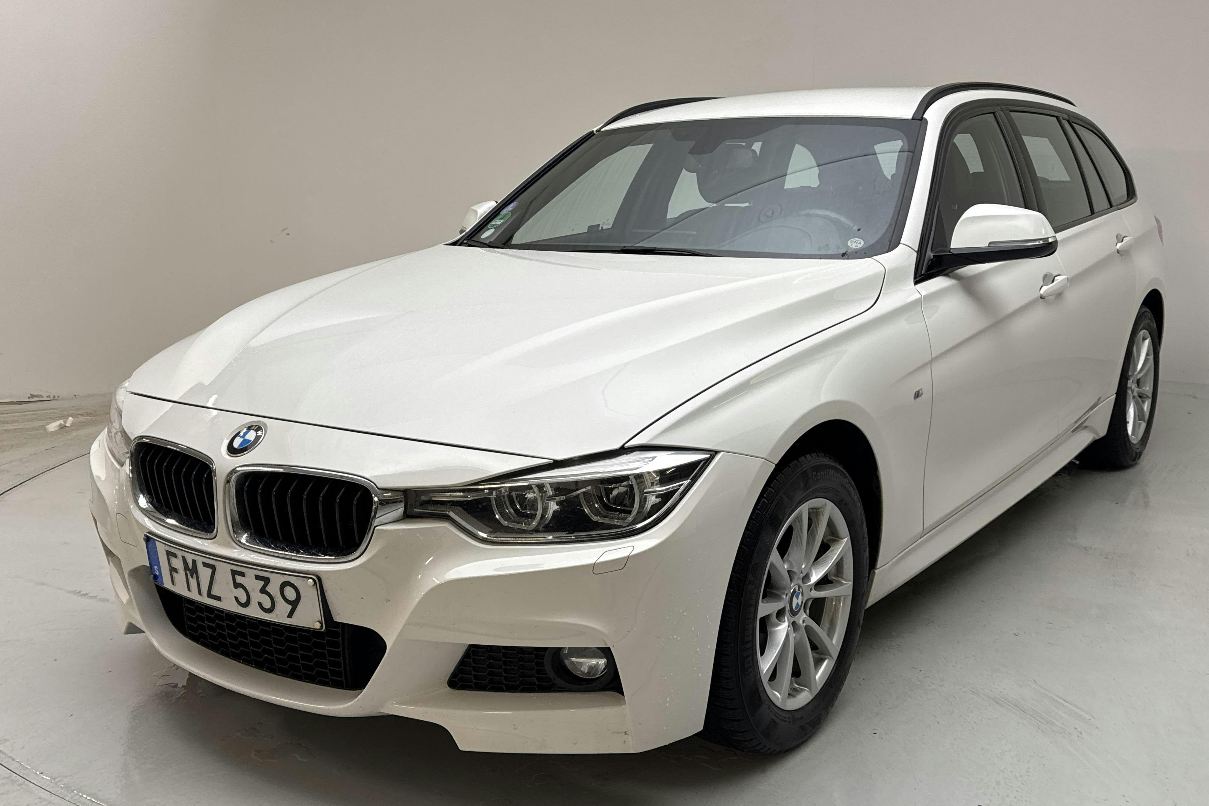Presentationsfoto 1 av 14: BMW 320i xDrive Touring, F31 (184hk) - 16 205 mil - Automat - vit - 2018