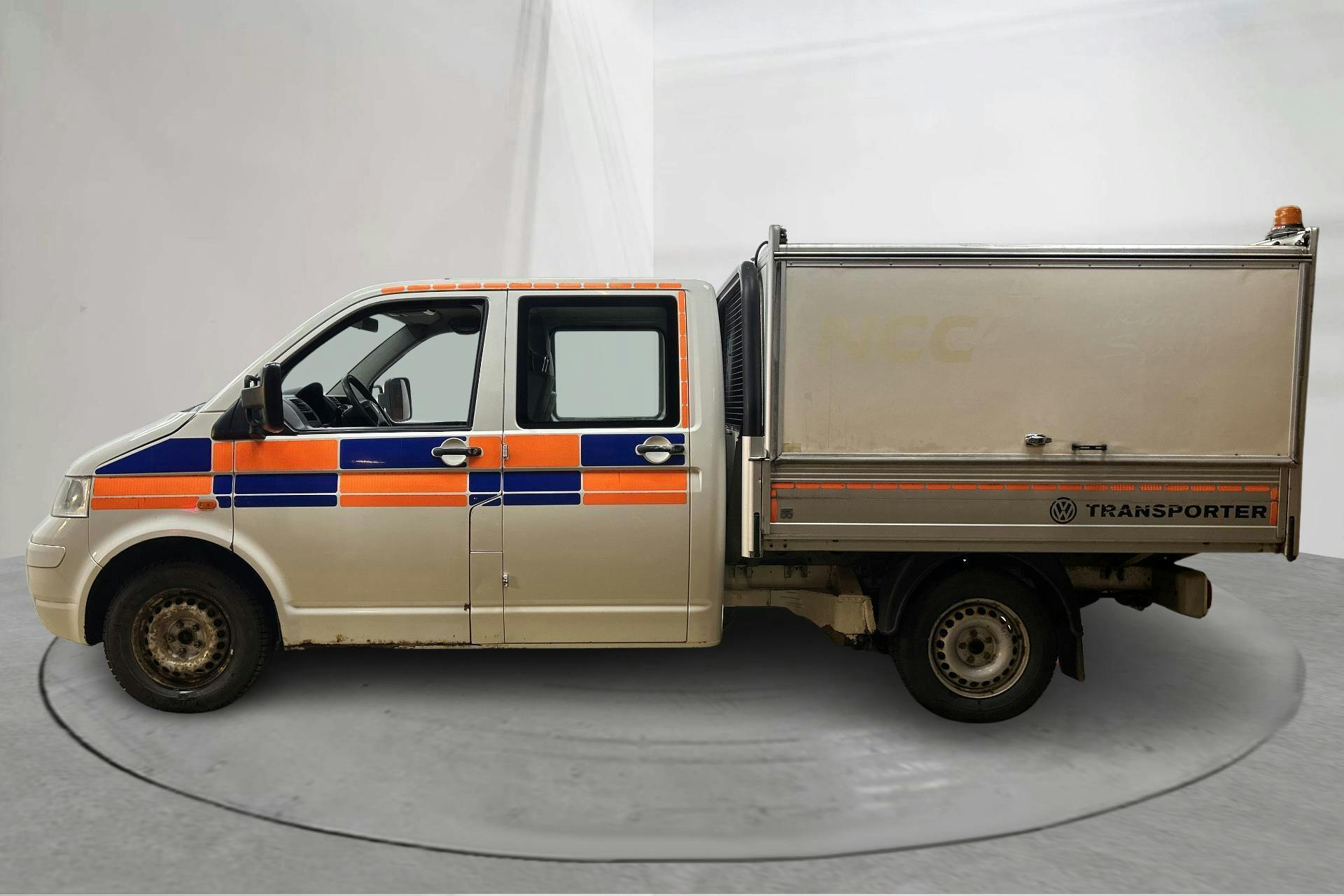 Presentationsfoto 2 av 13: VW Transporter T5 2.5 TDI Pickup (130hk) - 23 541 mil - Manuell - 2005