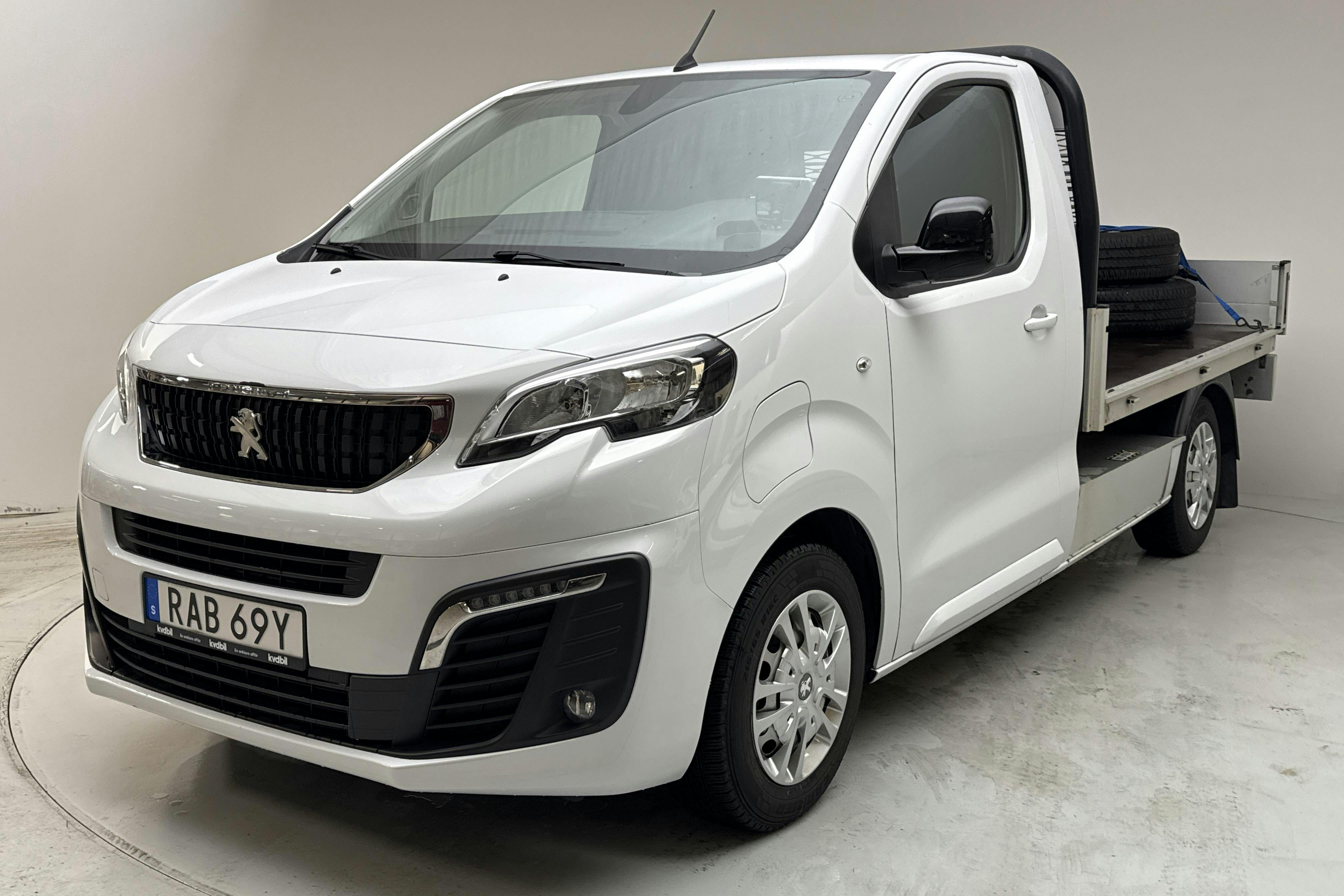 Presentationsfoto 1 av 12: Peugeot e-Expert Flakbil 75kWh (136hk) - 2 862 mil - Automat - vit - 2023