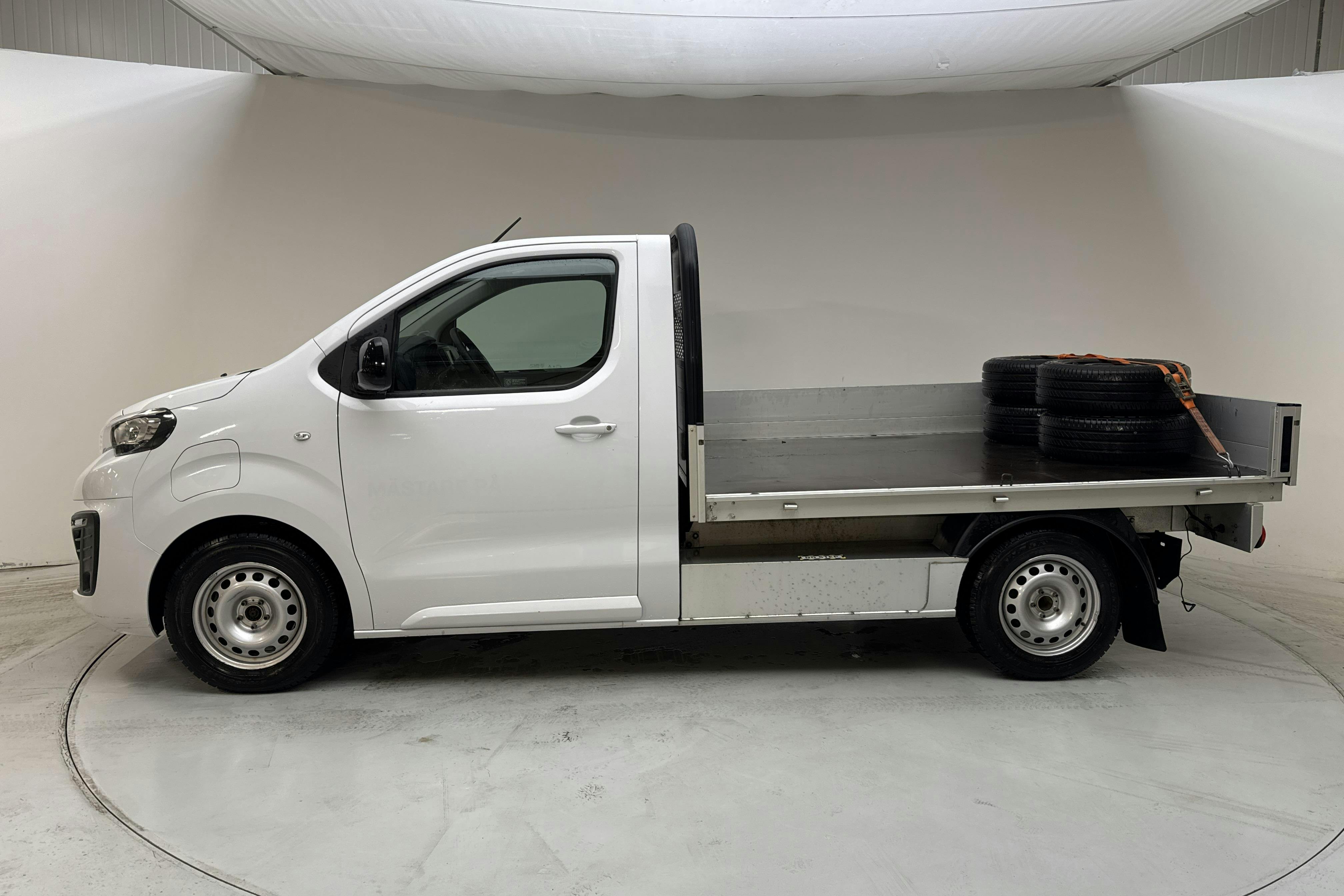 Presentationsfoto 2 av 13: Peugeot e-Expert Flakbil 75kWh (136hk) - 3 044 mil - Automat - vit - 2023