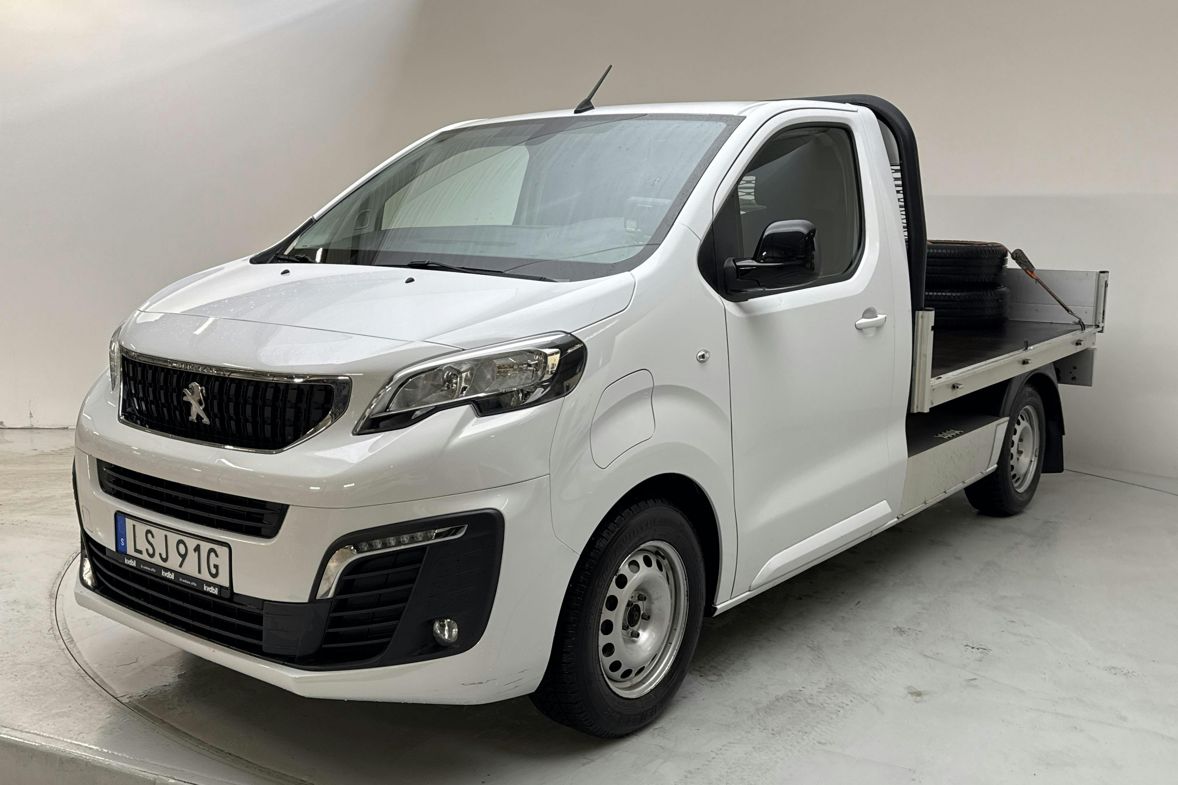 Presentationsfoto 1 av 13: Peugeot e-Expert Flakbil 75kWh (136hk) - 3 044 mil - Automat - vit - 2023