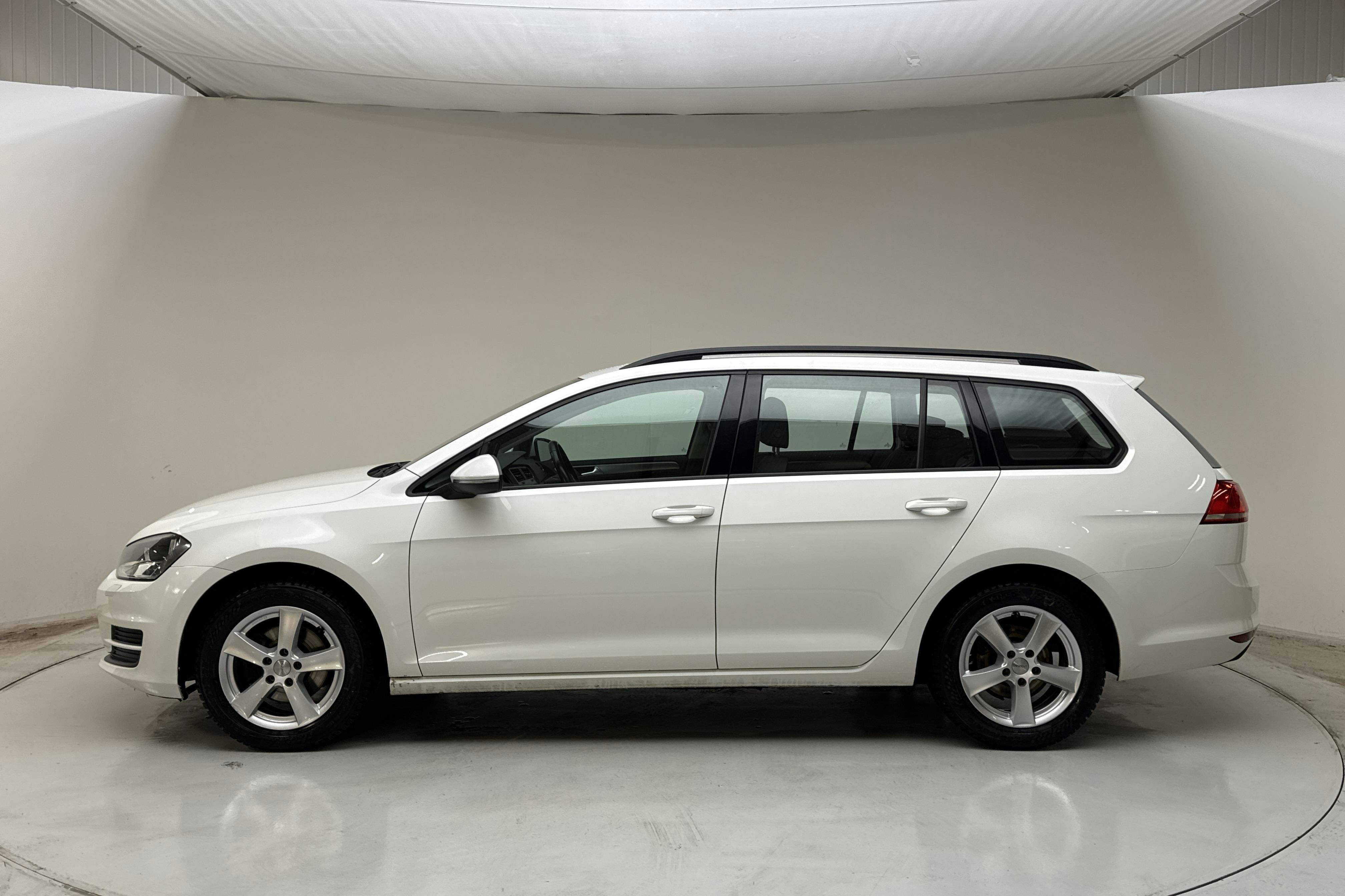 Zdjęcie prezentacyjne 2 z 13: VW Golf VII 1.2 TSI Sportscombi (110hk) - 103 180 km - Automatyczna - biały - 2016