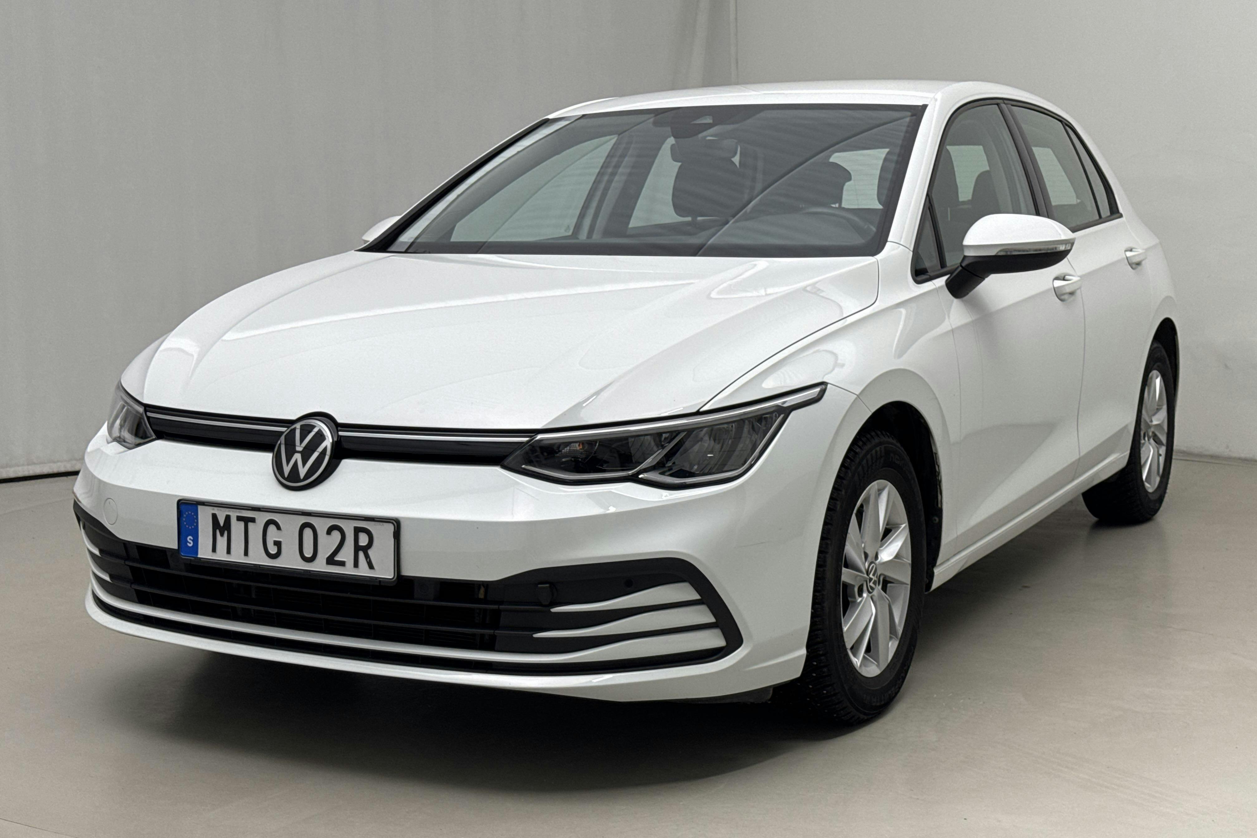 Presentationsfoto 1 av 17: VW Golf VIII TGI 5dr (130hk) - 3 319 mil - Automat - vit - 2023