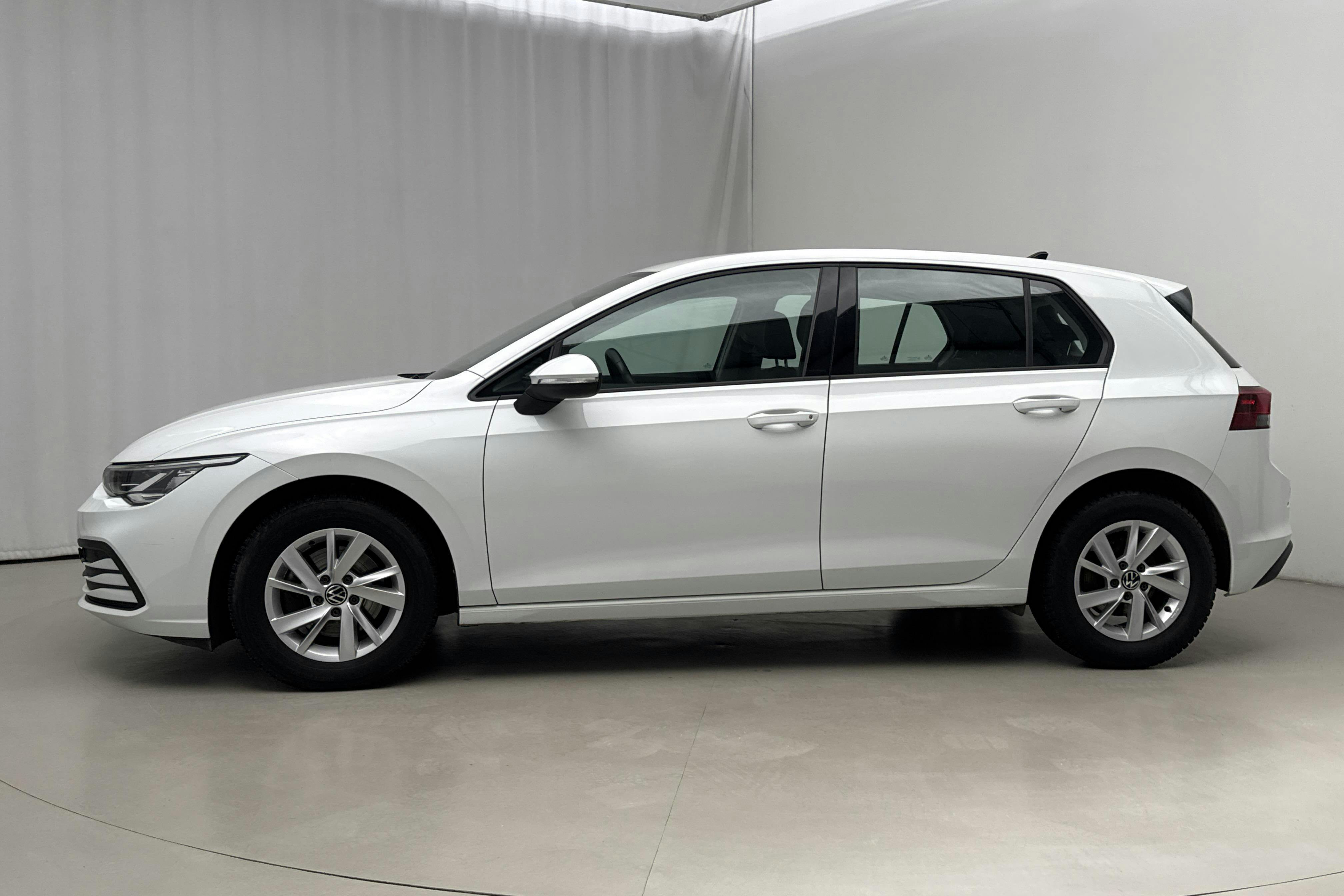 Presentationsfoto 2 av 17: VW Golf VIII TGI 5dr (130hk) - 3 319 mil - Automat - vit - 2023