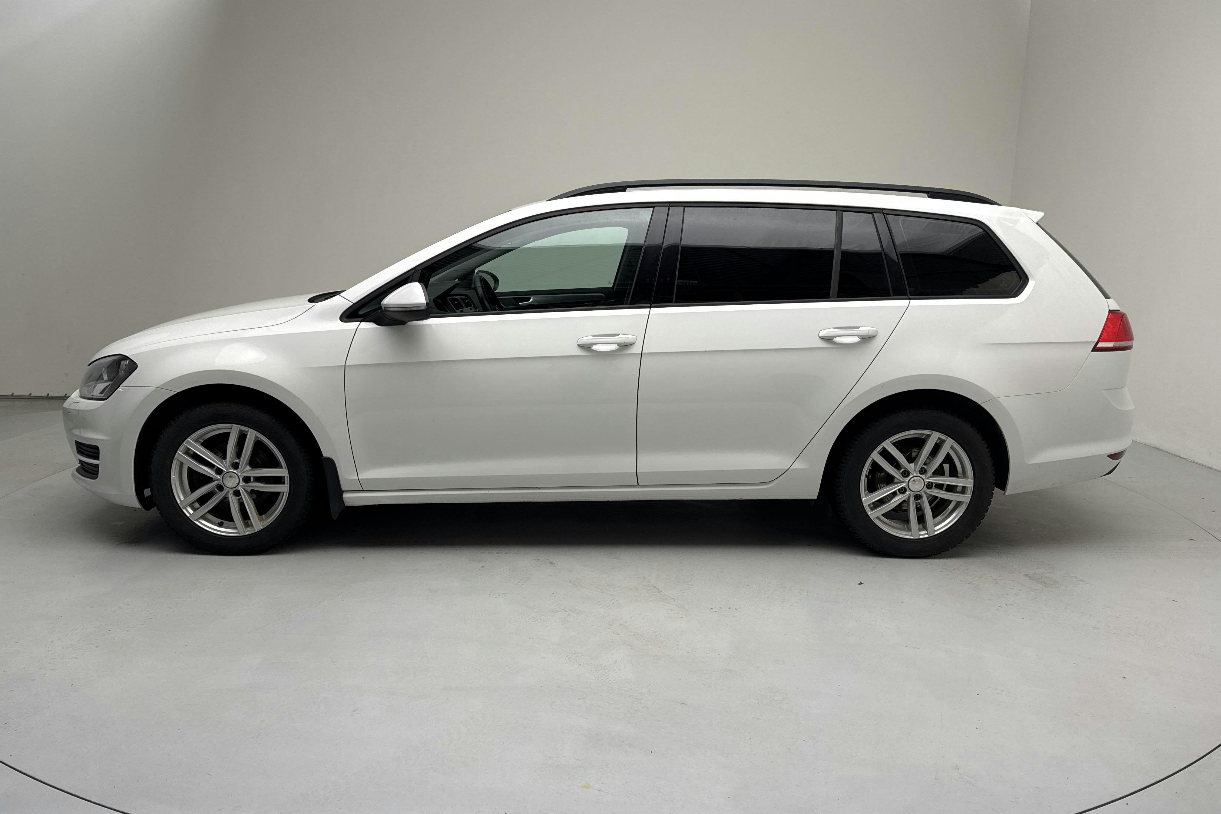 Presentationsfoto 2 av 12: VW Golf VII 1.2 TSI Sportscombi (105hk) - 23 362 mil - Manuell - vit - 2014