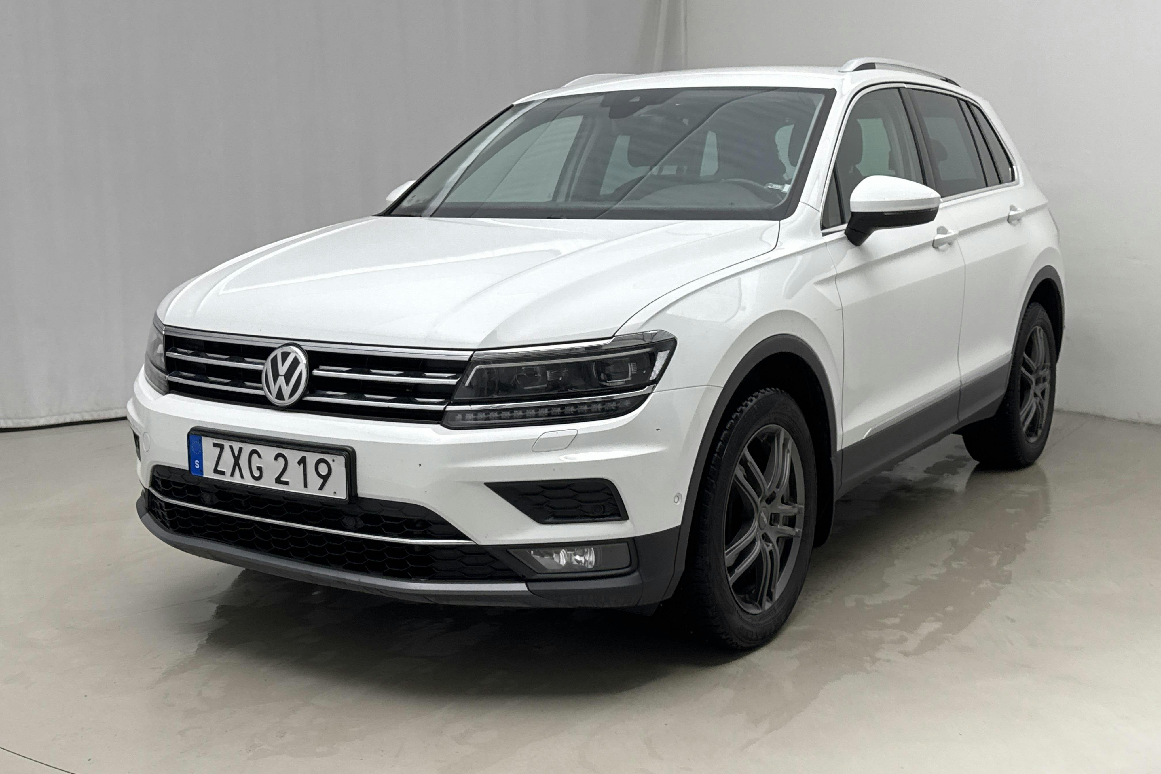 Presentationsfoto 1 av 15: VW Tiguan 2.0 TDI 4MOTION (190hk) - 16 449 mil - Automat - vit - 2020