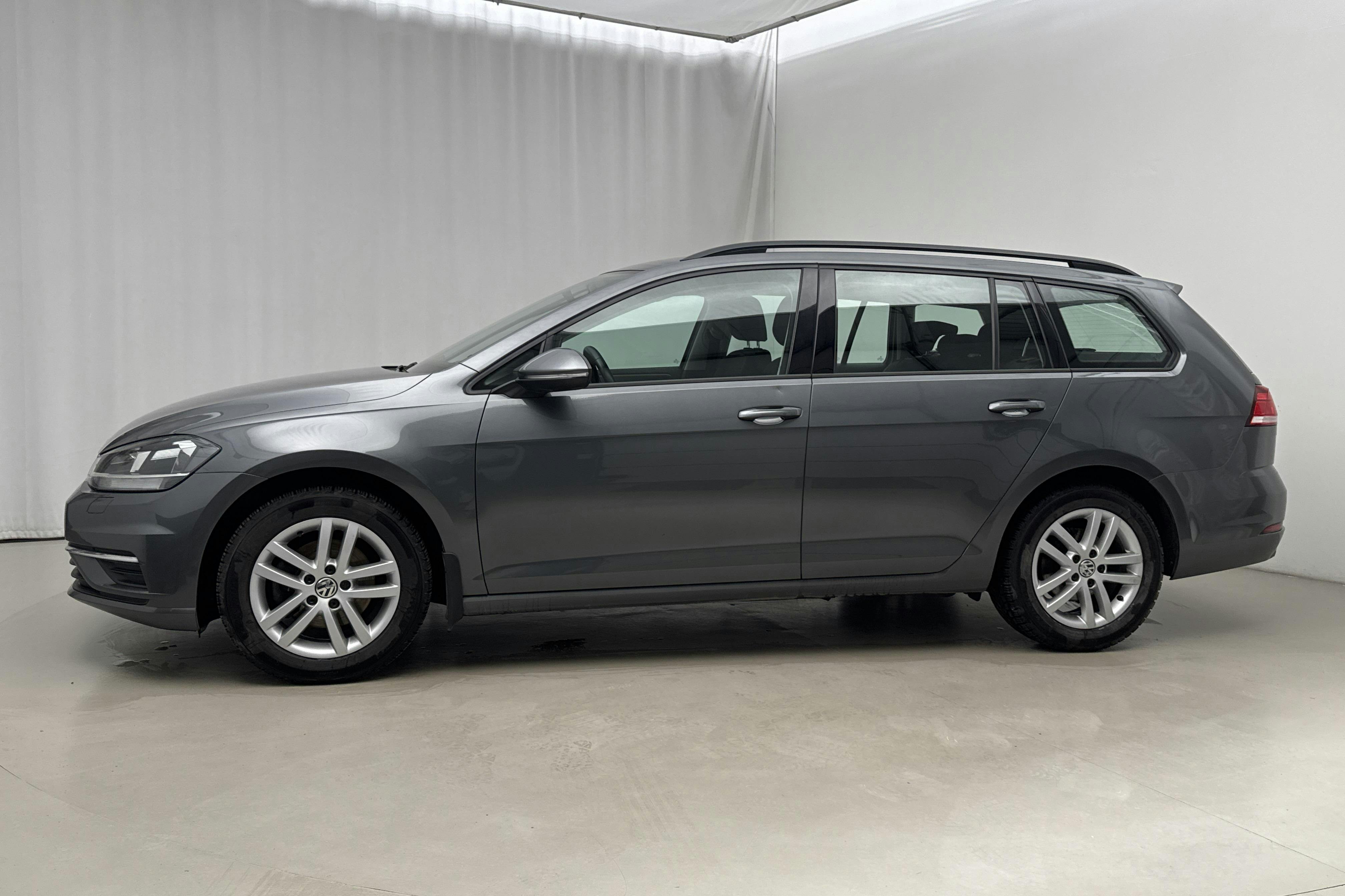 Zdjęcie prezentacyjne 2 z 18: VW Golf VII 1.0 TSI Sportscombi (110hk) - 109 330 km - Automatyczna - Dark Grey - 2018