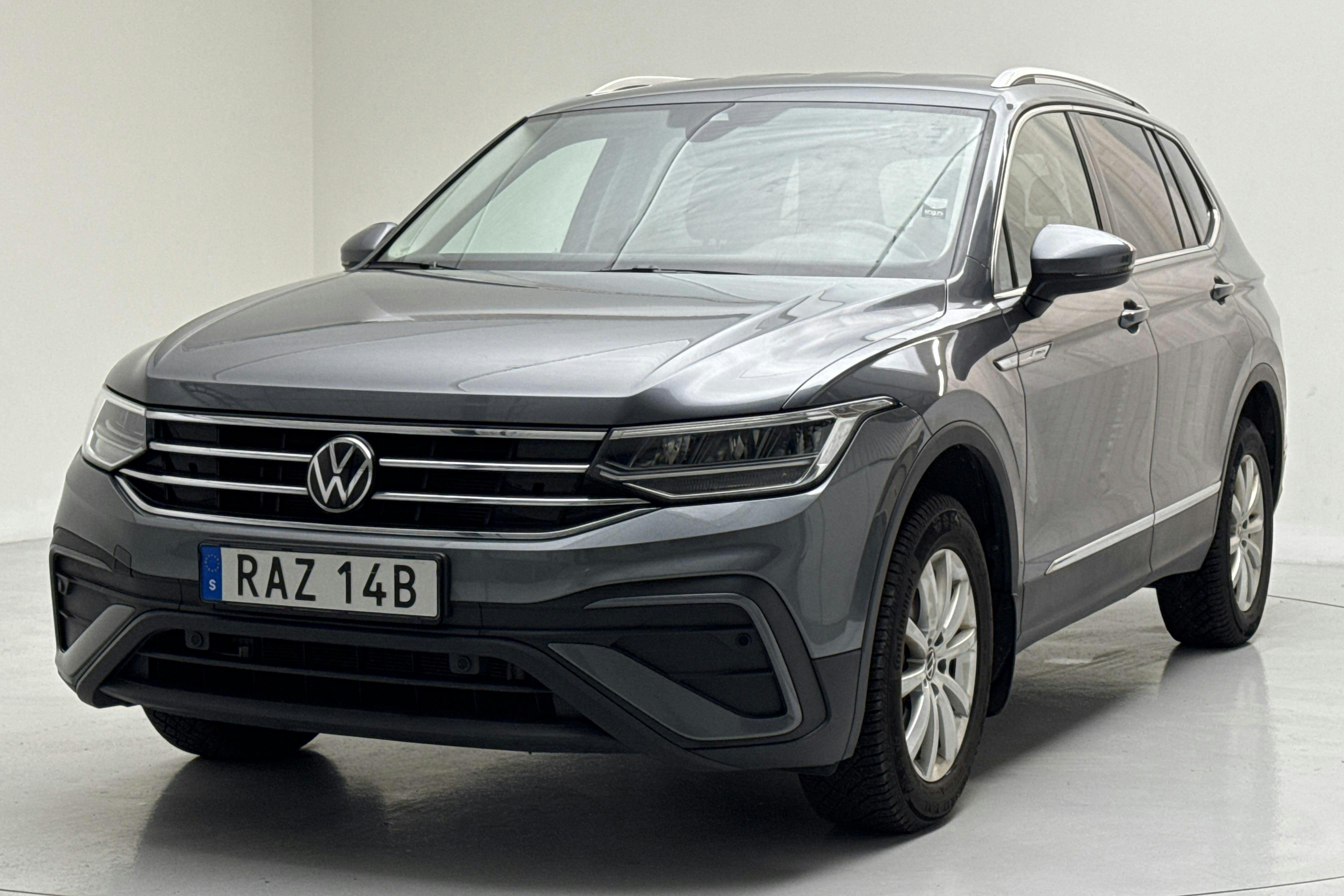 Präsentationsfoto 1 von 16: VW Tiguan Allspace 1.5 TSI (150hk) - 49 220 Kilometer - Verkaufsautomat - Dark Grey - 2024