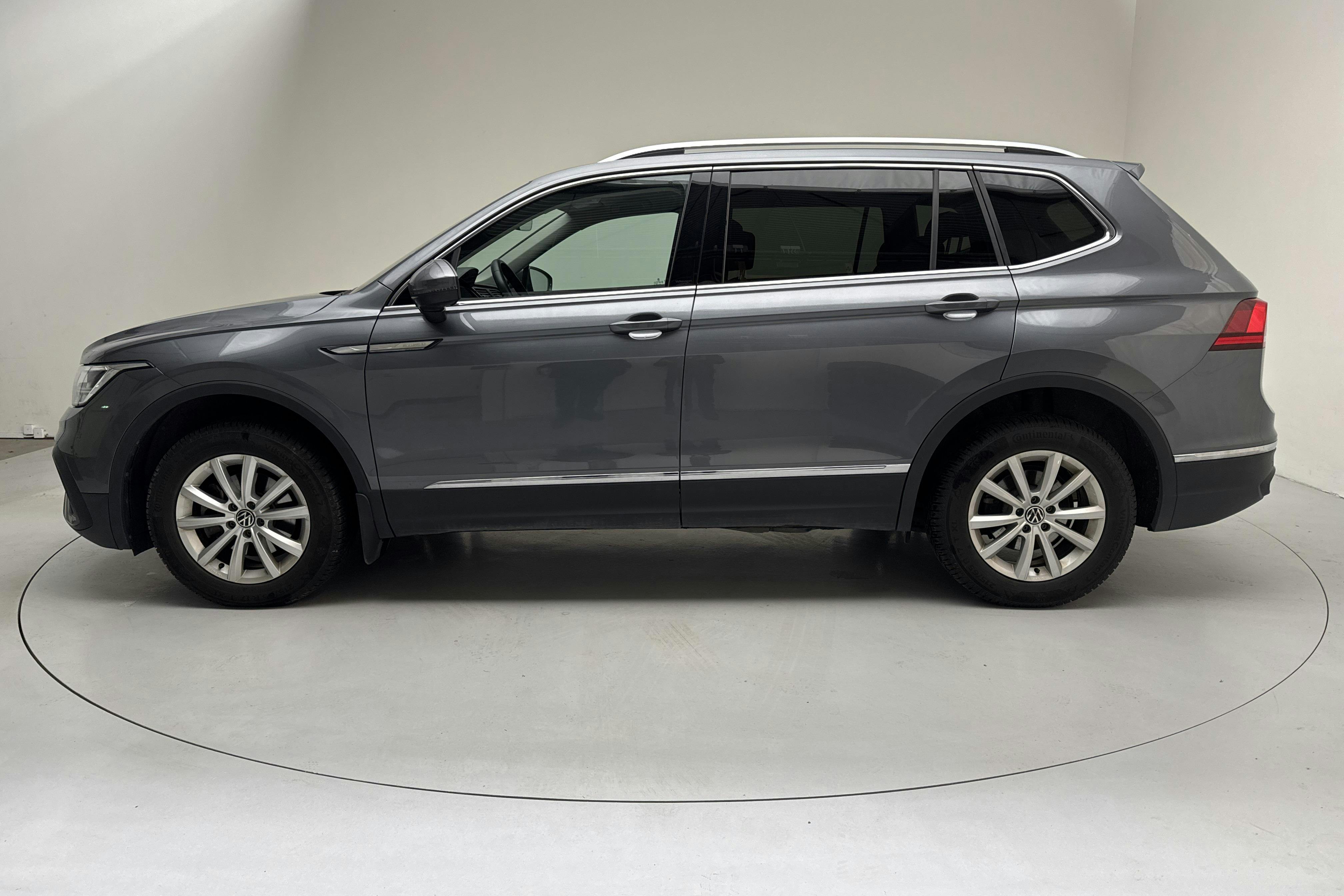 Präsentationsfoto 2 von 16: VW Tiguan Allspace 1.5 TSI (150hk) - 49 220 Kilometer - Verkaufsautomat - Dark Grey - 2024