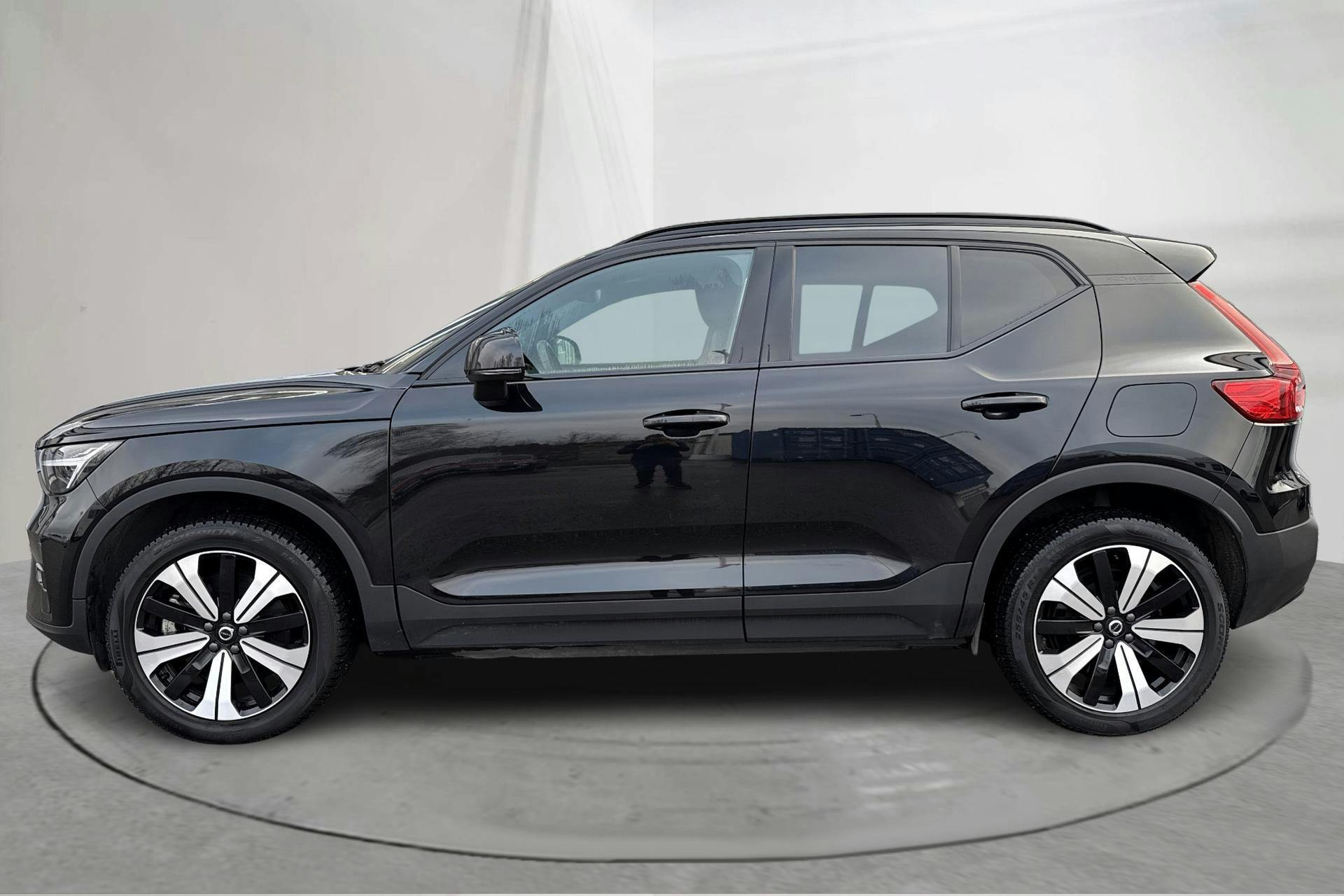 Presentationsfoto 2 av 19: Volvo XC40 P6 Recharge (231hk) - 9 412 mil - Automat - svart - 2023