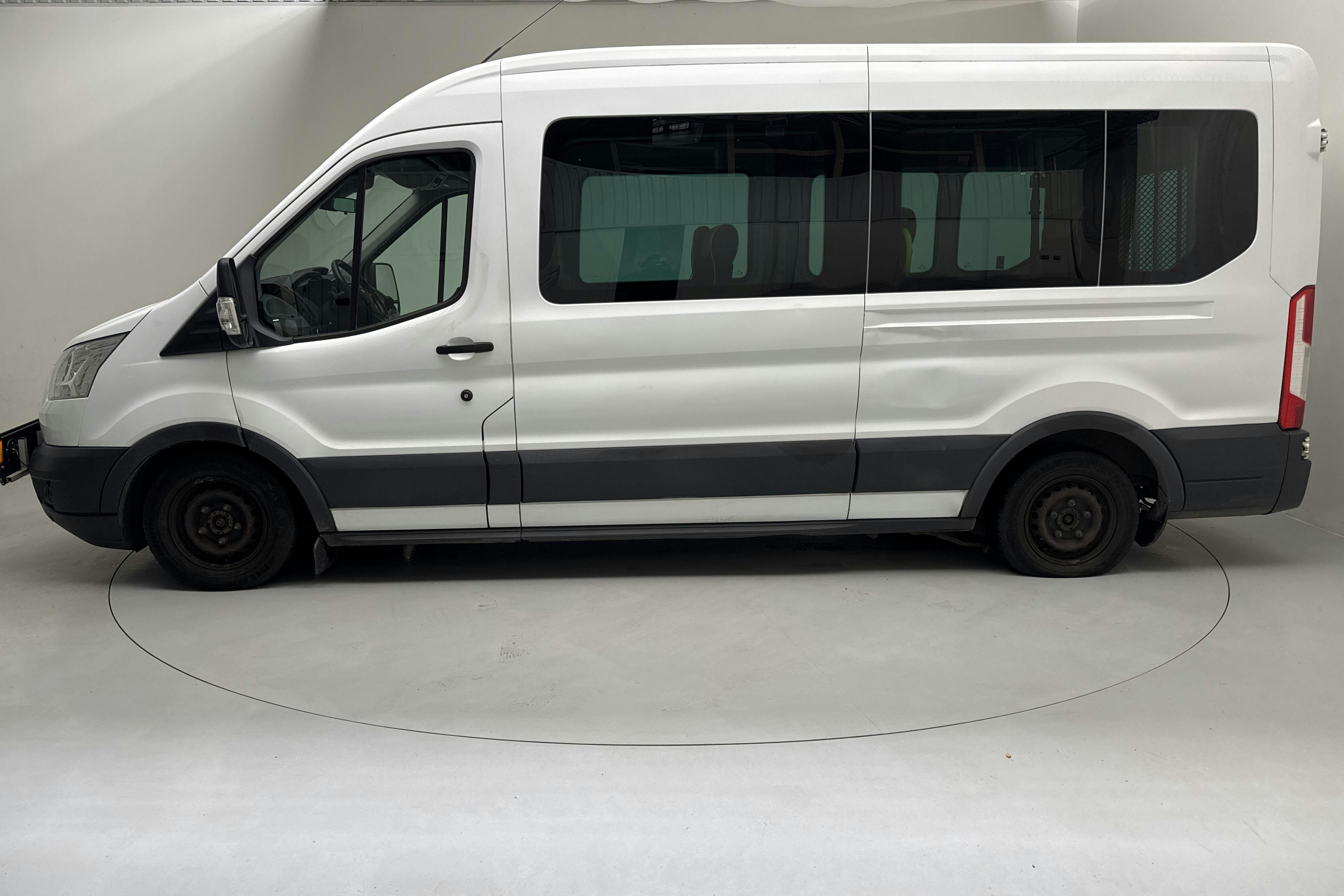 Presentationsfoto 2 av 14: Ford Transit 310 2.2 TDCi Buss (125hk) - 21 241 mil - Manuell - vit - 2015