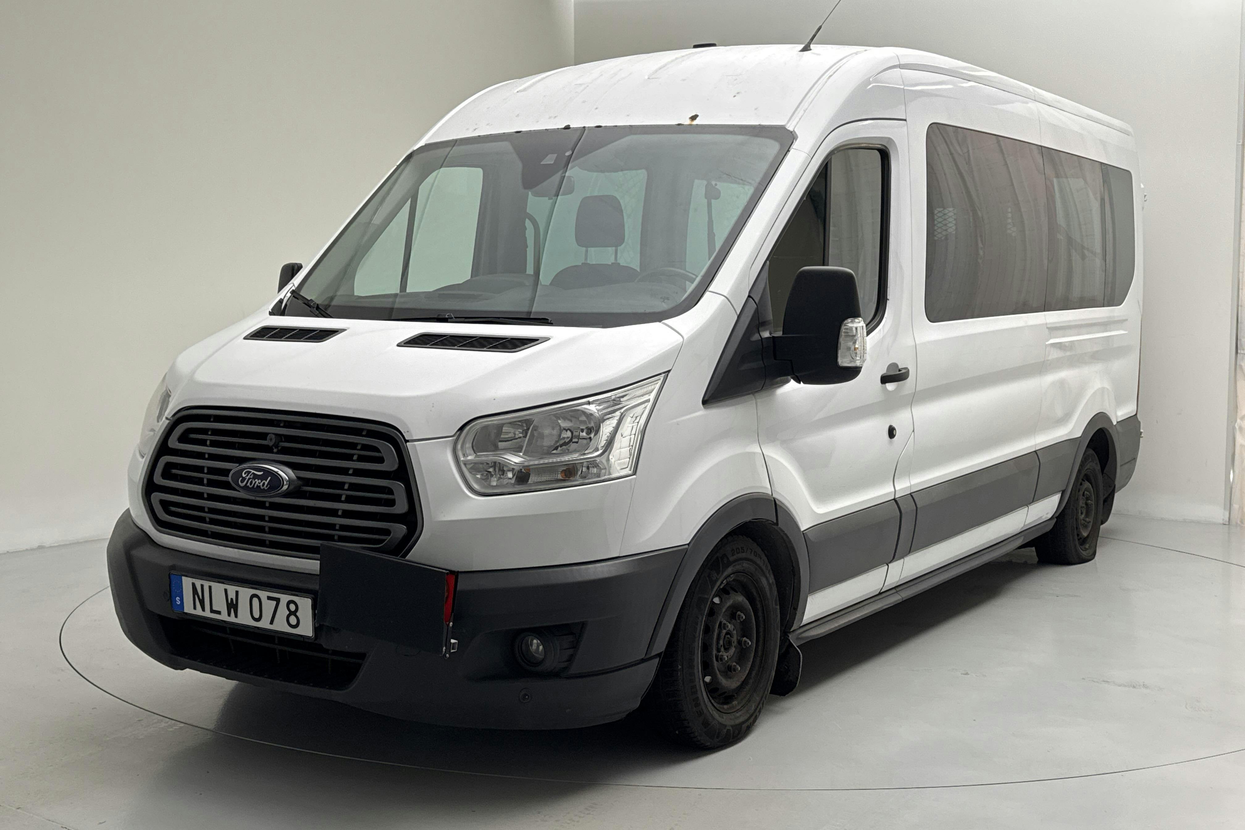 Presentationsfoto 1 av 14: Ford Transit 310 2.2 TDCi Buss (125hk) - 21 241 mil - Manuell - vit - 2015