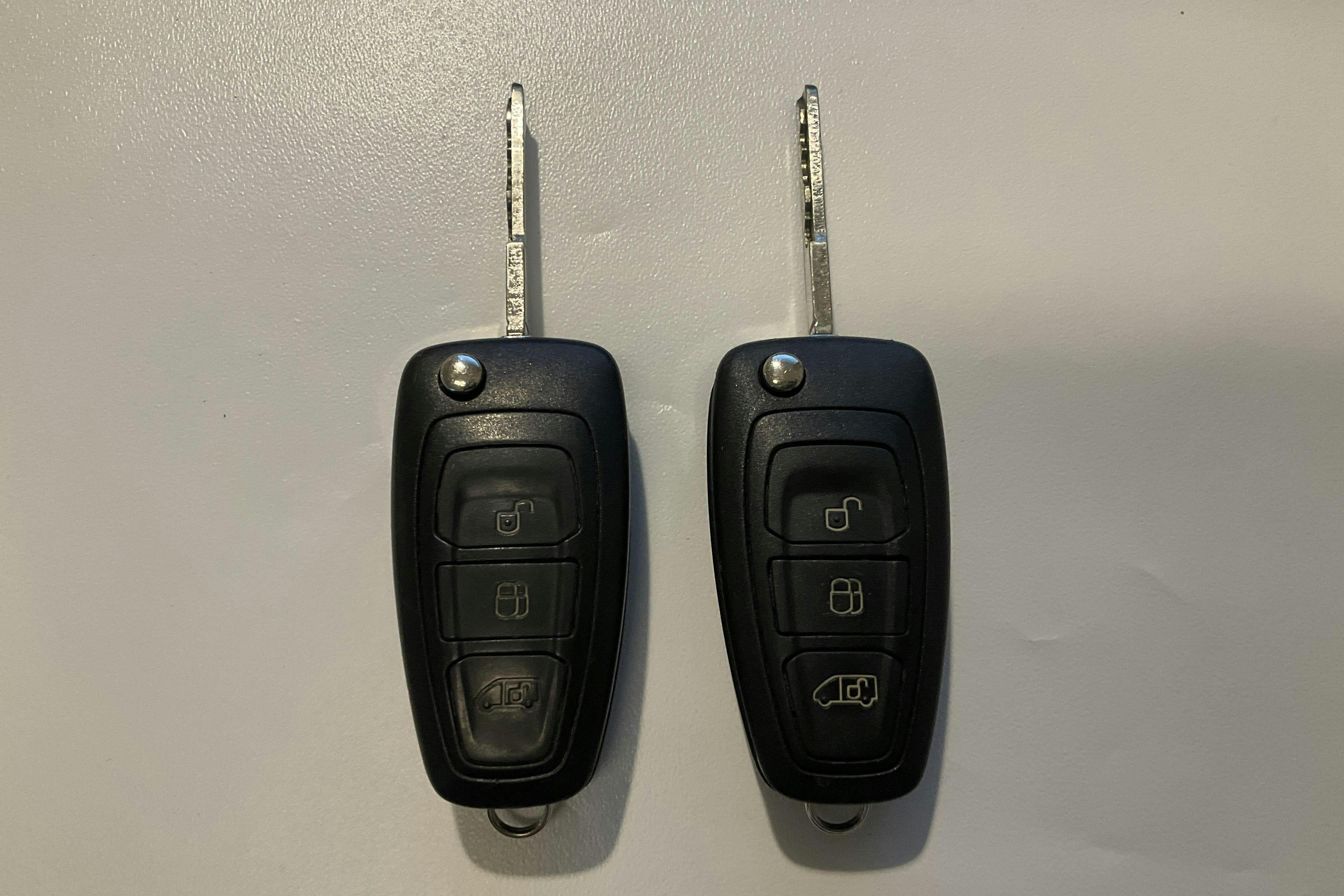 Presentationsfoto 14 av 14: Ford Transit 310 2.2 TDCi Buss (125hk) - 21 241 mil - Manuell - vit - 2015